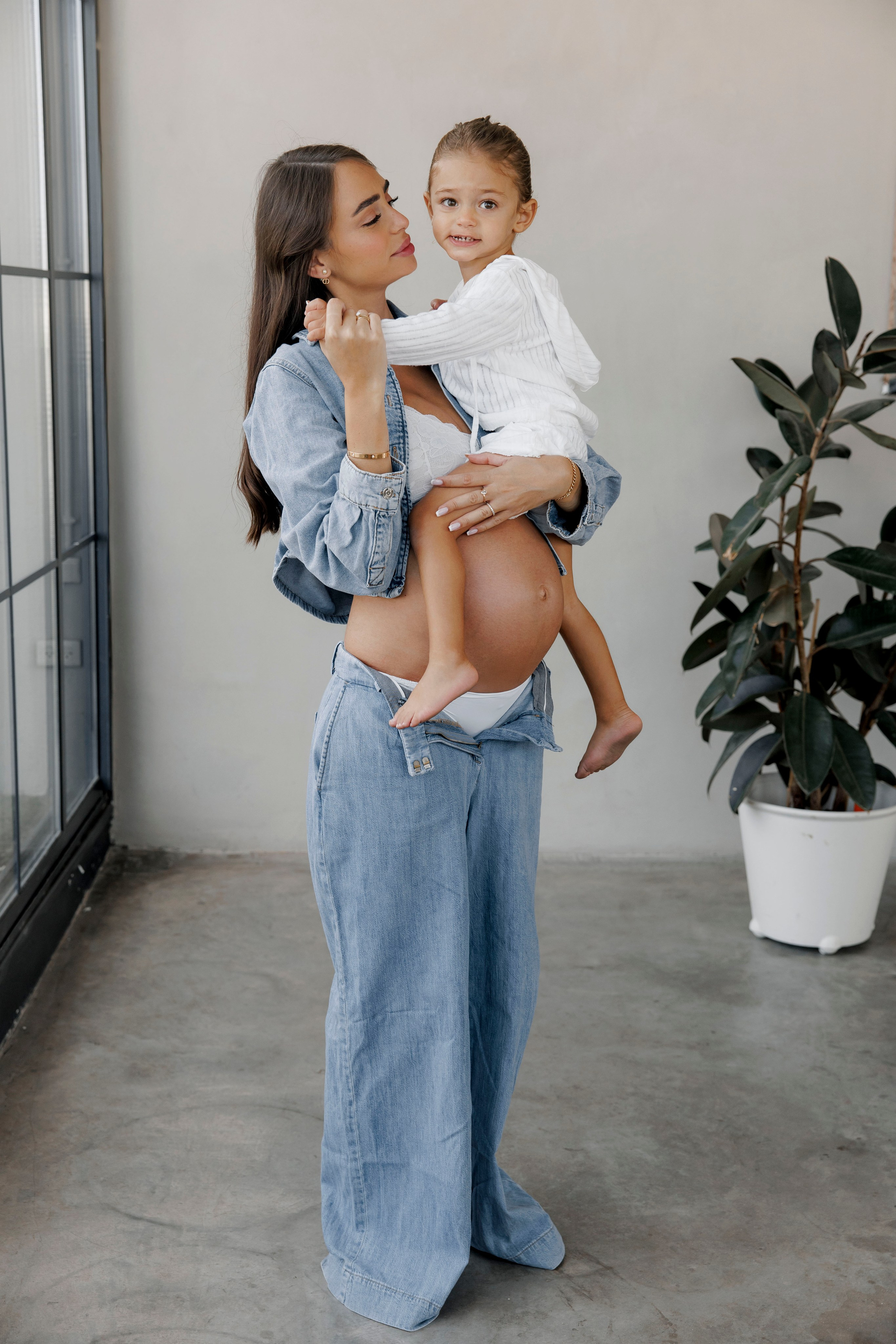 Pregnancy photoshoot inside the studio in Tel Aviv. Главная