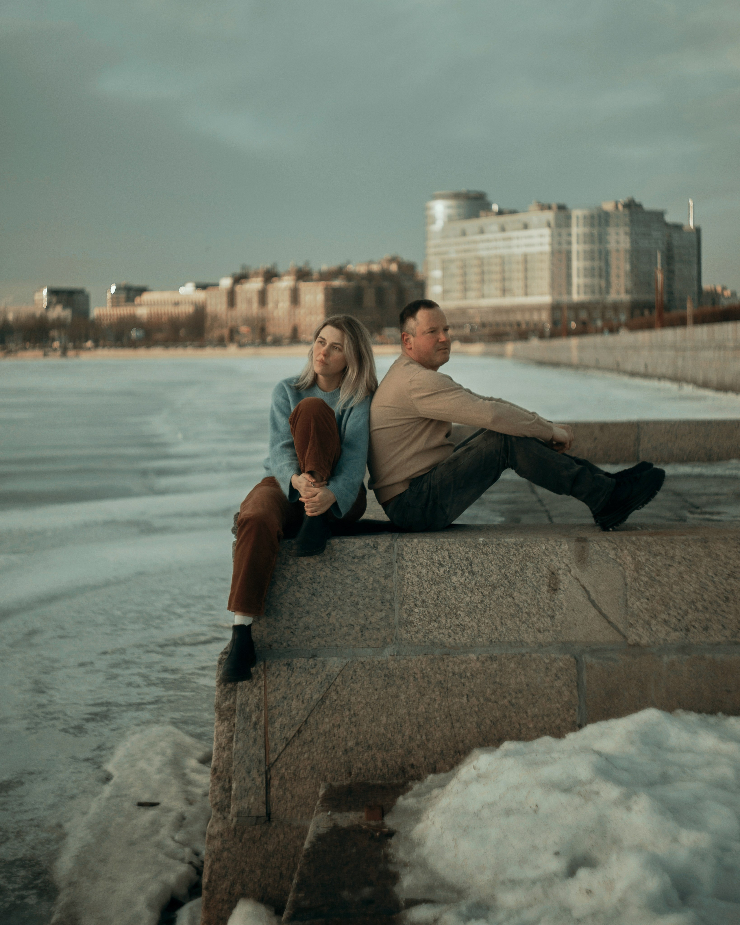 Фотосессия пары на набережной у воды в Санкт-Петербурге, авторская love story съемка с естественной эмоциональностью и эстетикой кино