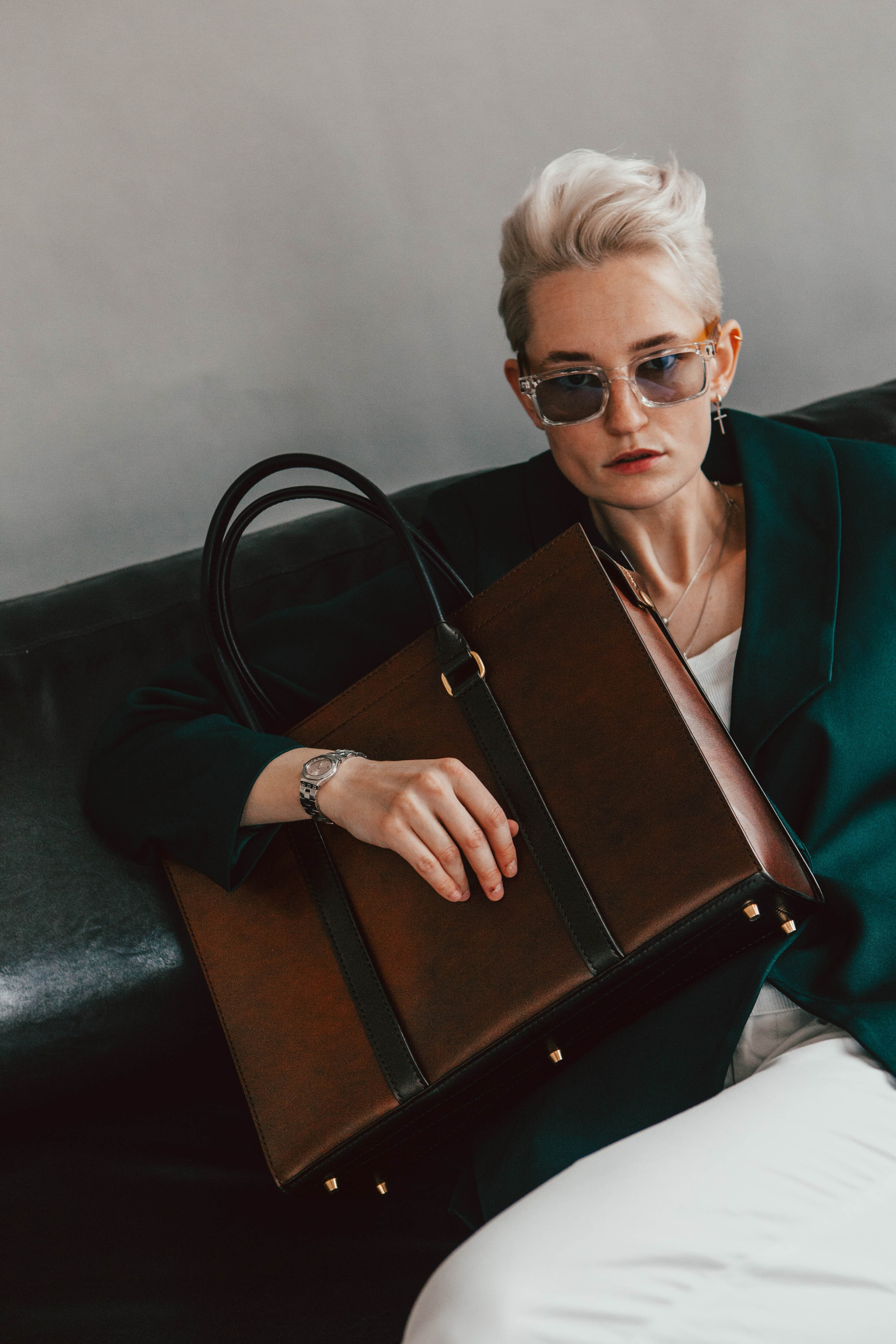 Анна Гречаная и изделие Дана Настаса 💼. Фотограф Ольга Крукле