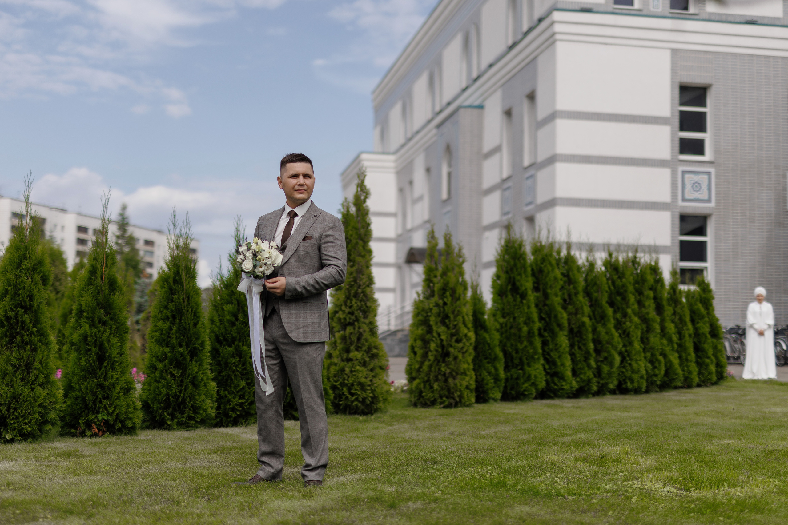 Жених на фоне мечети в Казани 