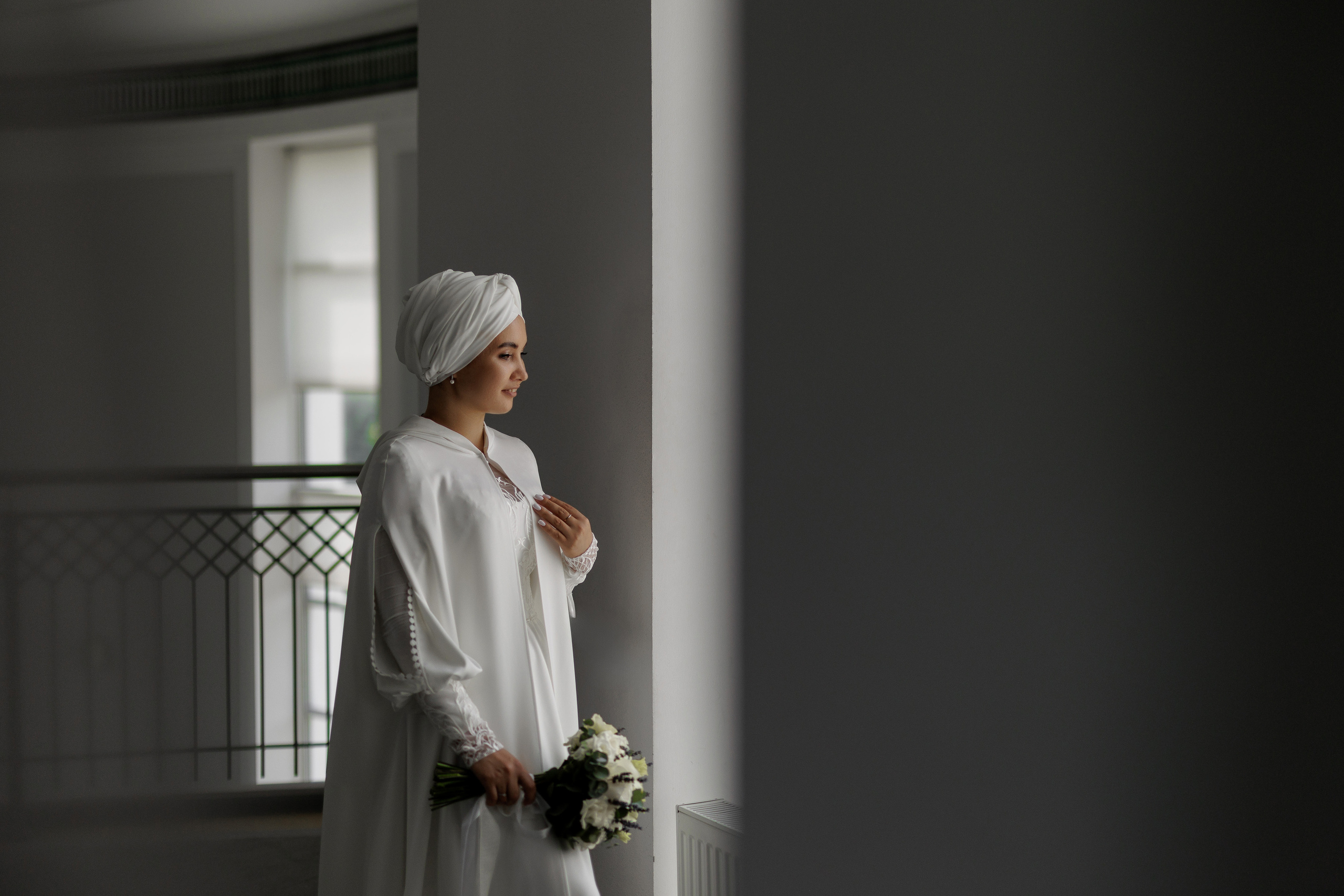 Невеста в ожидании жениха на никахе