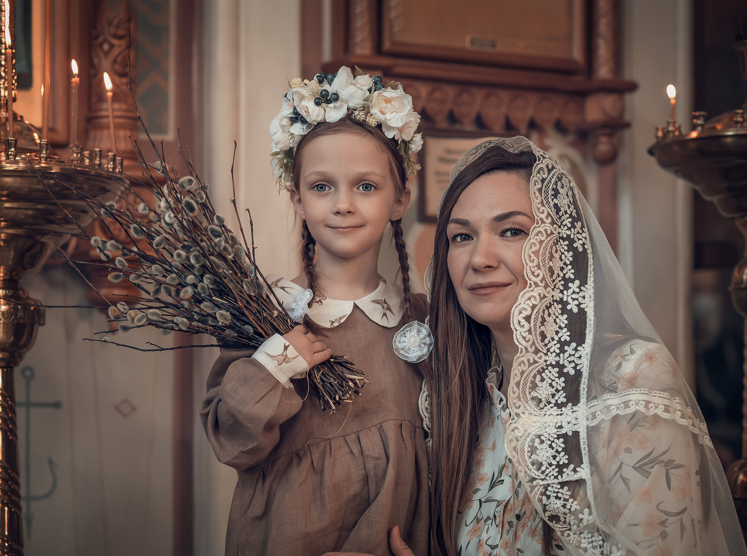 Ниночка с мамой Еленой в вербное воскресенье. Фотографы крещения/венчания  Красноярск Татьяна и Вячеслав Переваловы