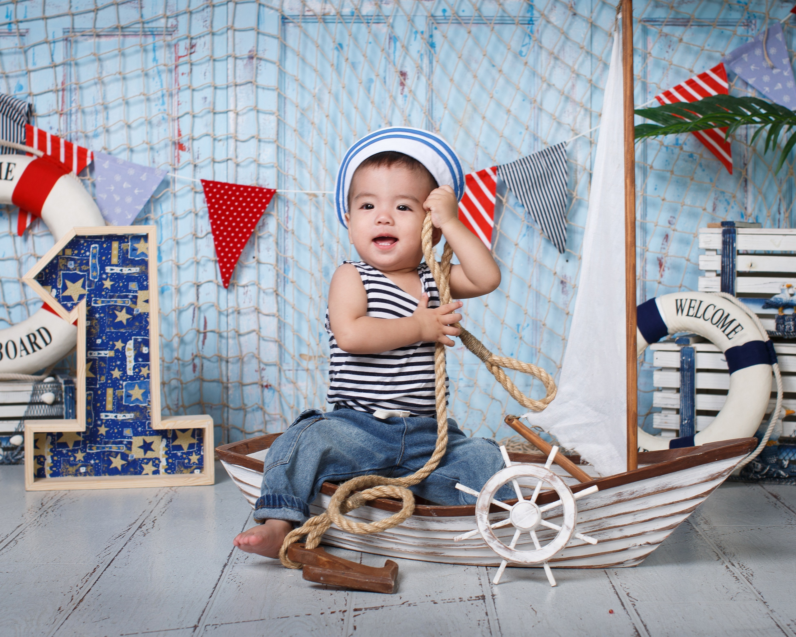 Детская фотосессия 1 жас проводится у нас в студии на нескольких локациях по этой тематике. В фотосессии с ребенком могут участвовать также  родители и другие члены семьи.  