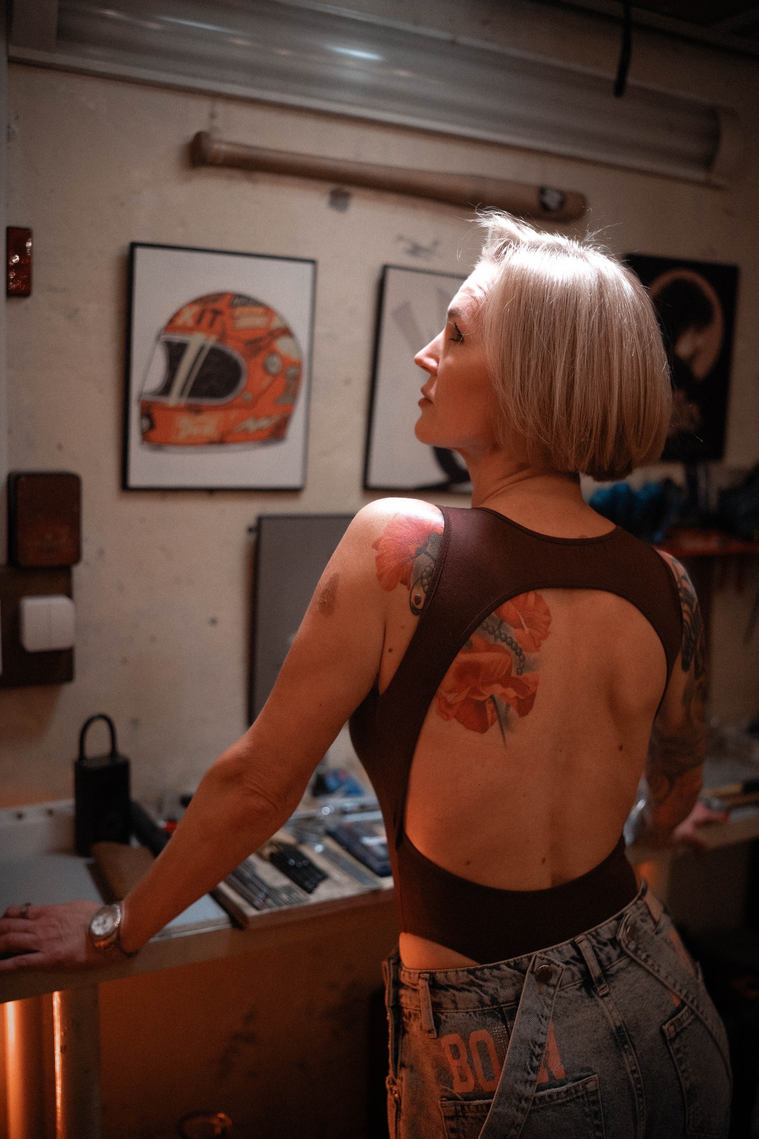 Женский портрет в гараже среди плакатов и инструментов