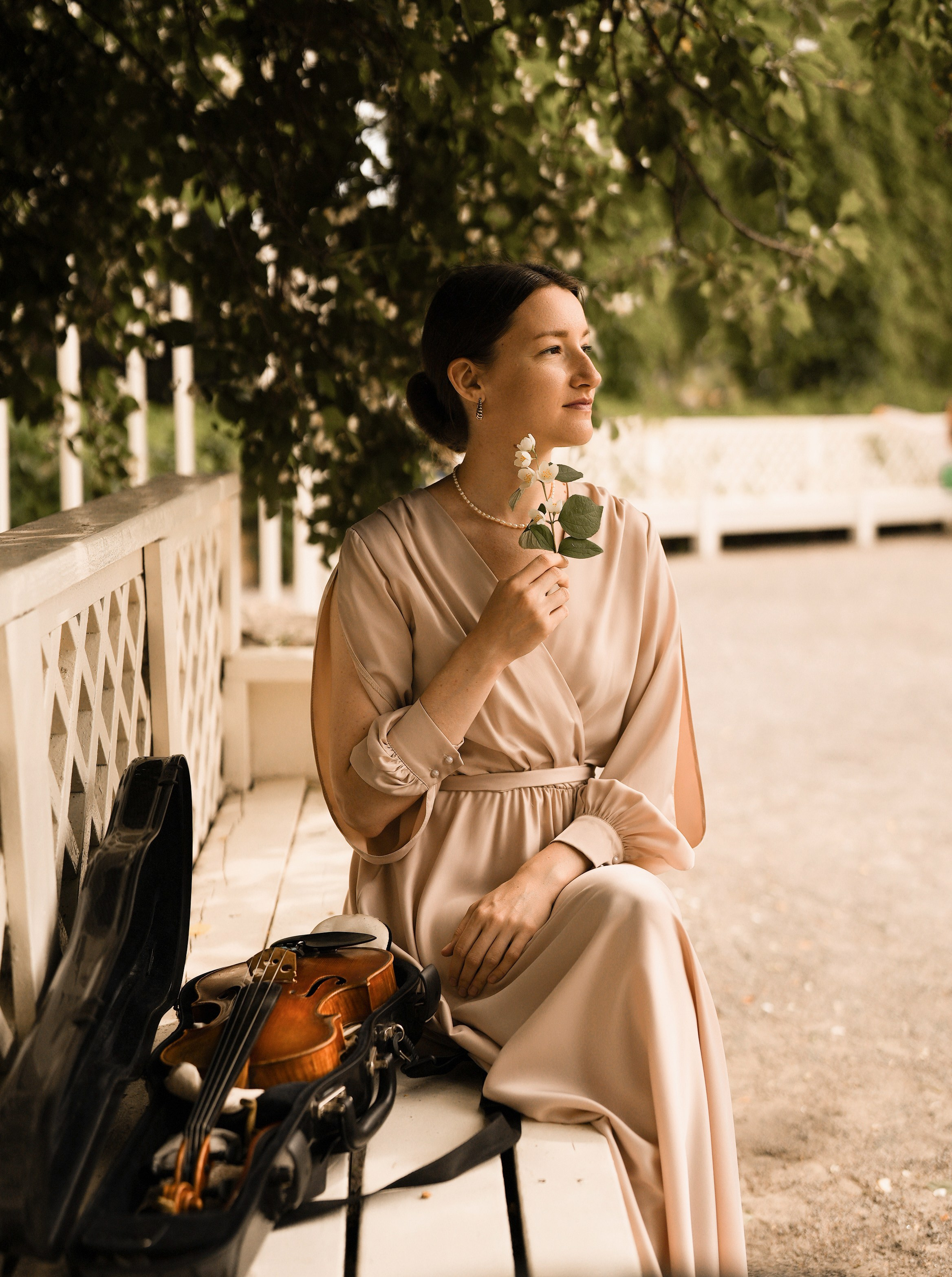 Портрет музыканта в парке Горькова. Художественный портрет музыканта. Художественный протрет со скрипкой.