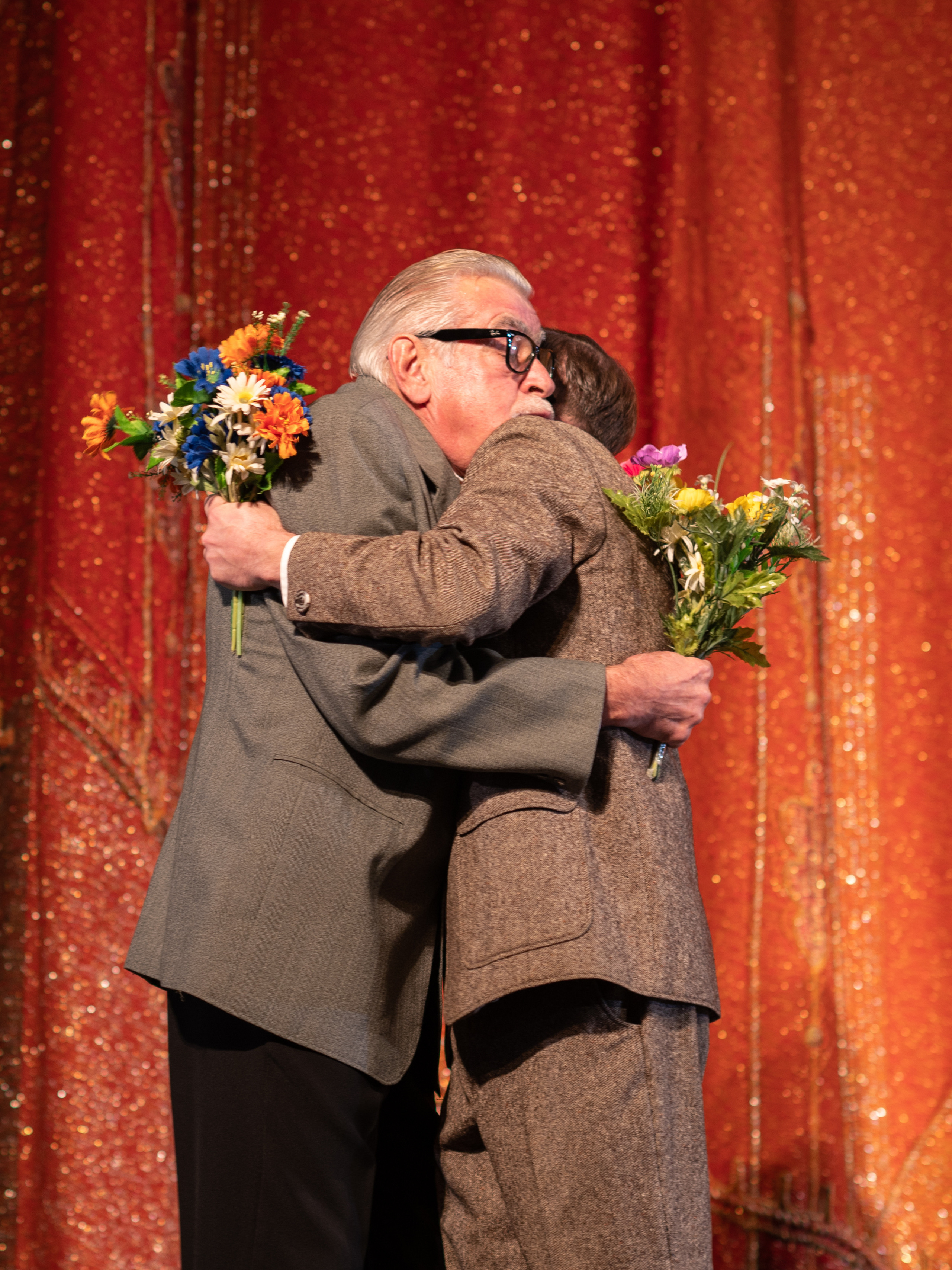 Объятия родственников в спектакле "Охота жениться"