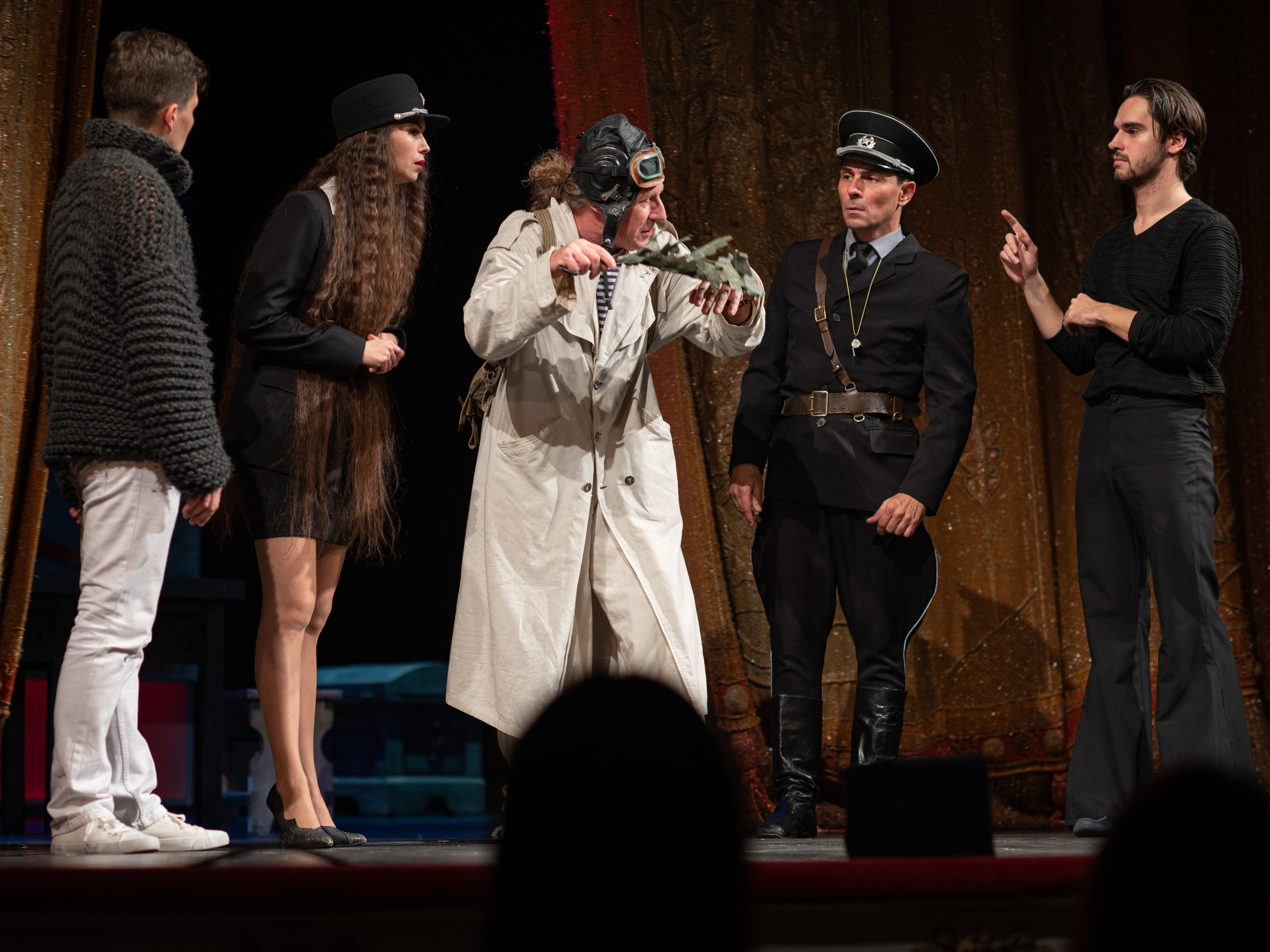 Оптимист и пессимист спорят