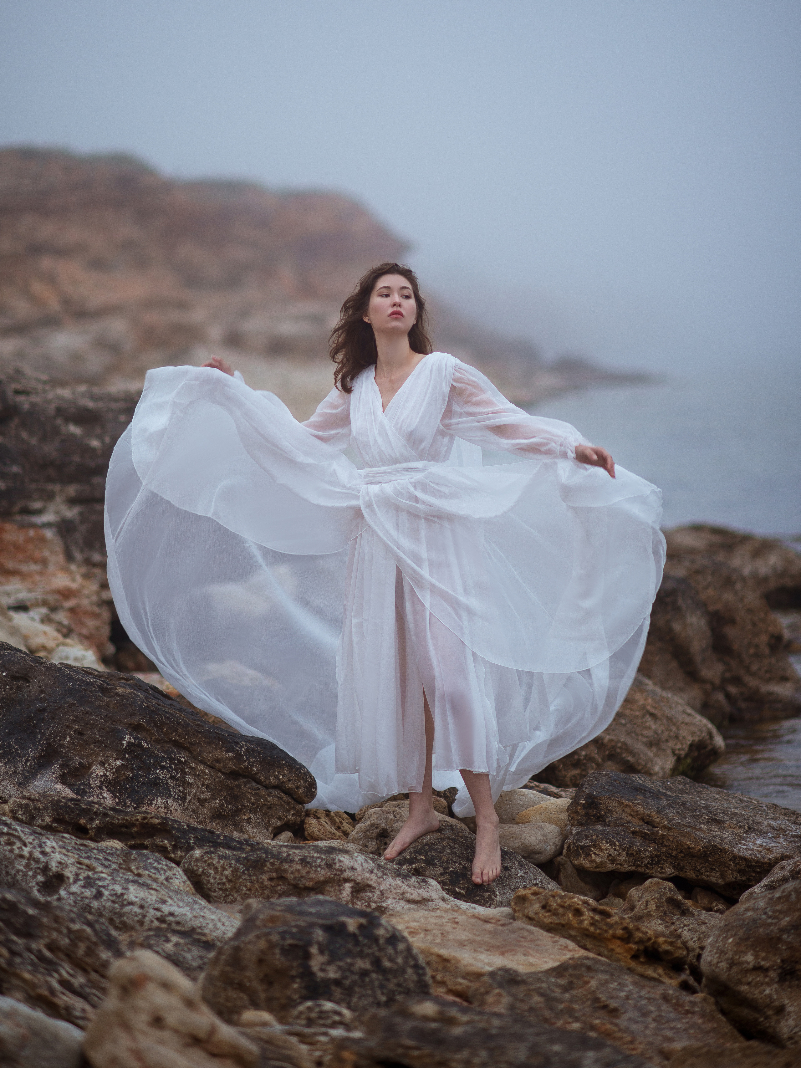 Красивая фотосъемка в летящем платье со шлейфом у моря