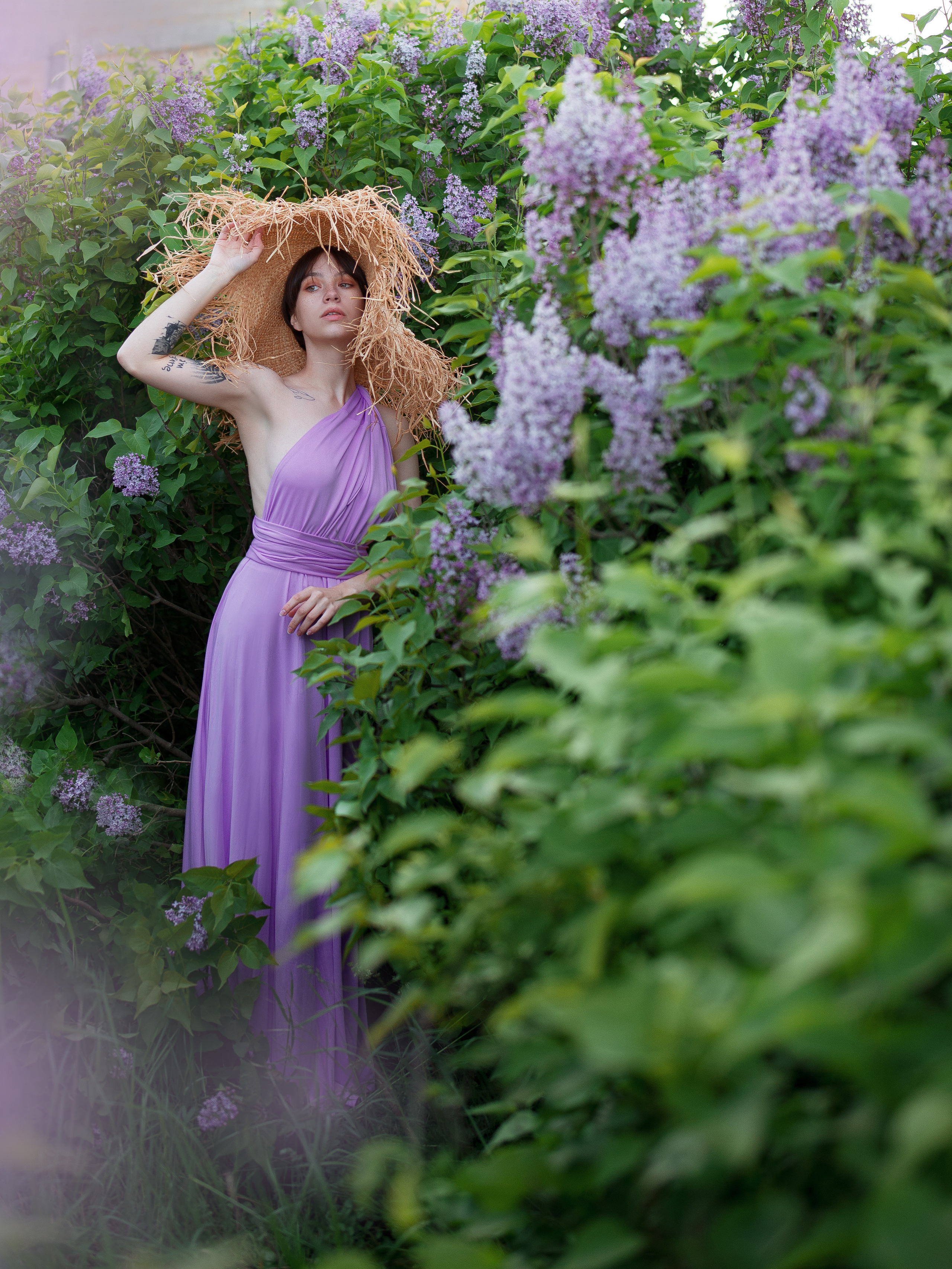 красивые кусты сирени, женский портрет в сиреневых кустах в Севастополе