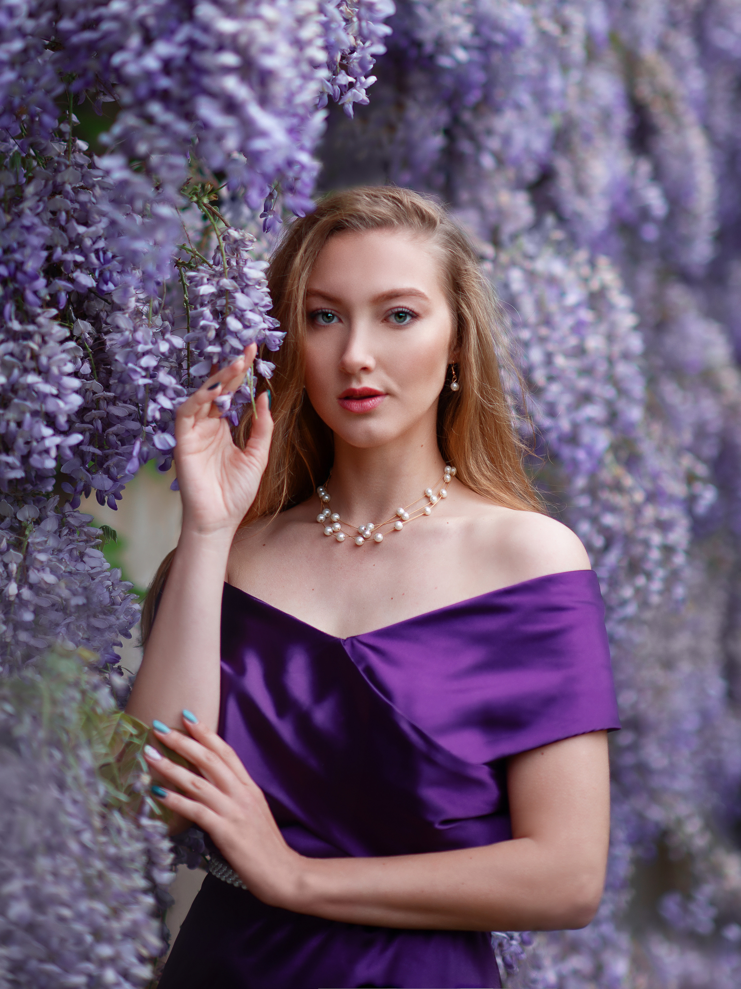Женская индивидуальная фотосессия в глицинии в Севастополе и Крыму
