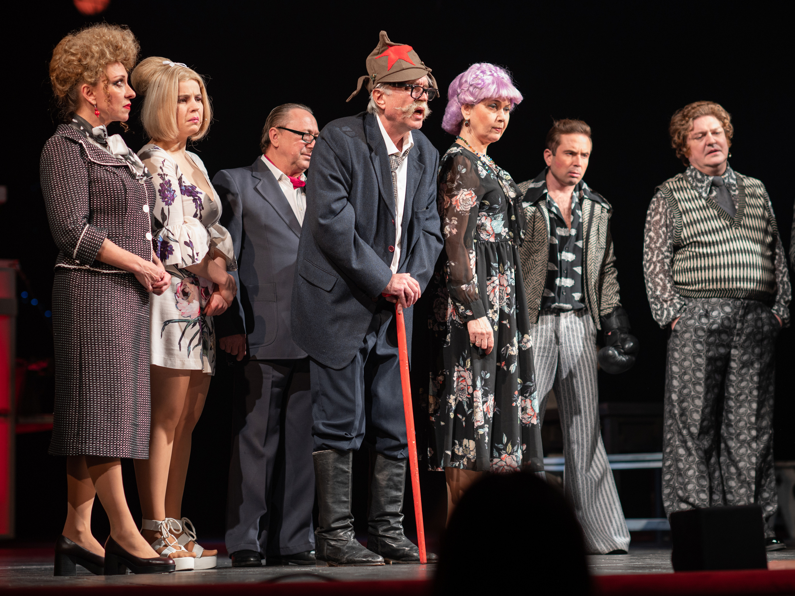 Заключительная сцена спектакля "Охота жениться" в театре имени Луначарского