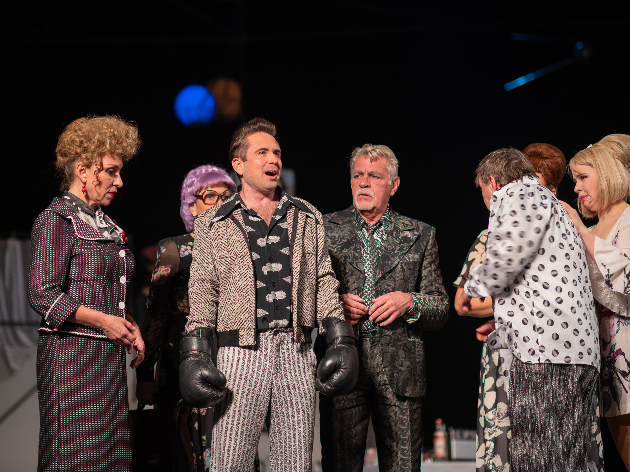 Агрессивный жених-боксер в спектакле "Охота жениться"