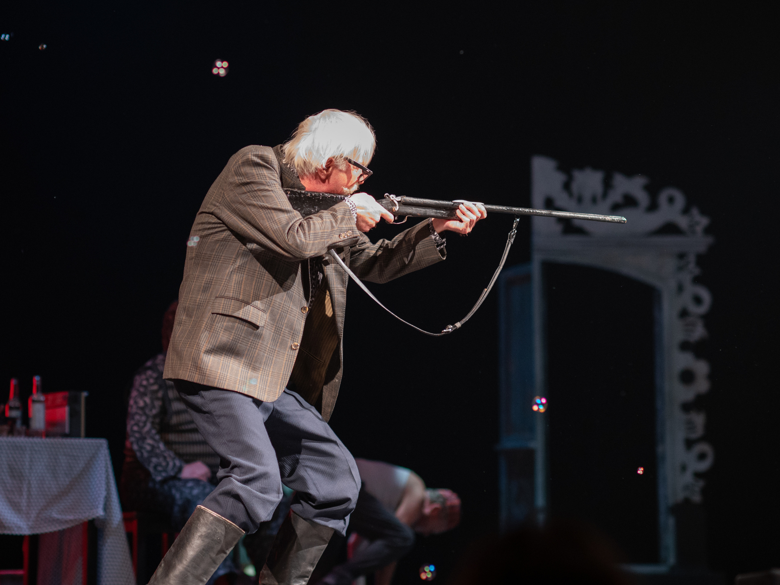 Дедушка обороняется ружьем (спектакль "Охота жениться")