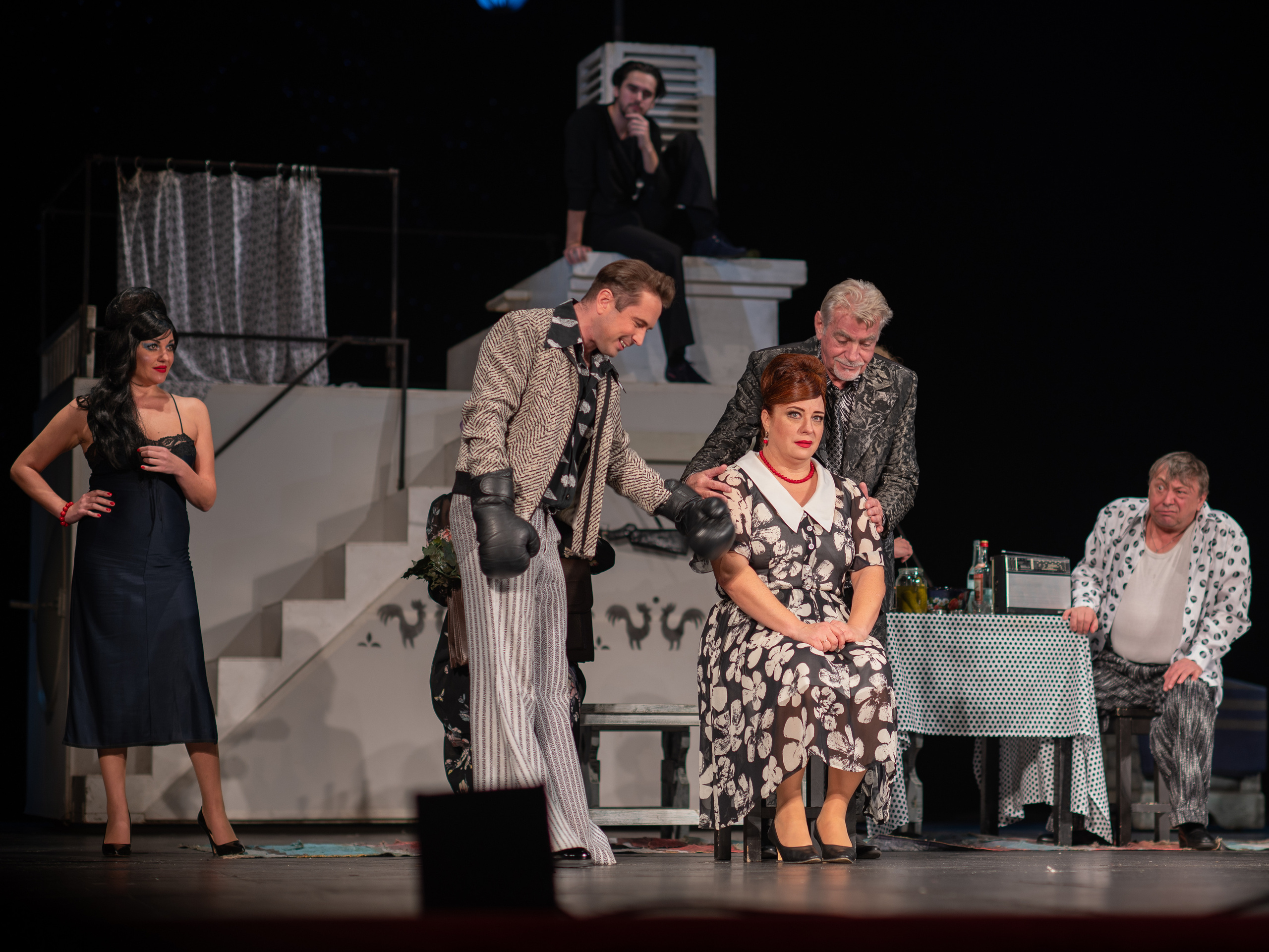 Встреча с родственниками невесты в спектакле "Охота жениться"