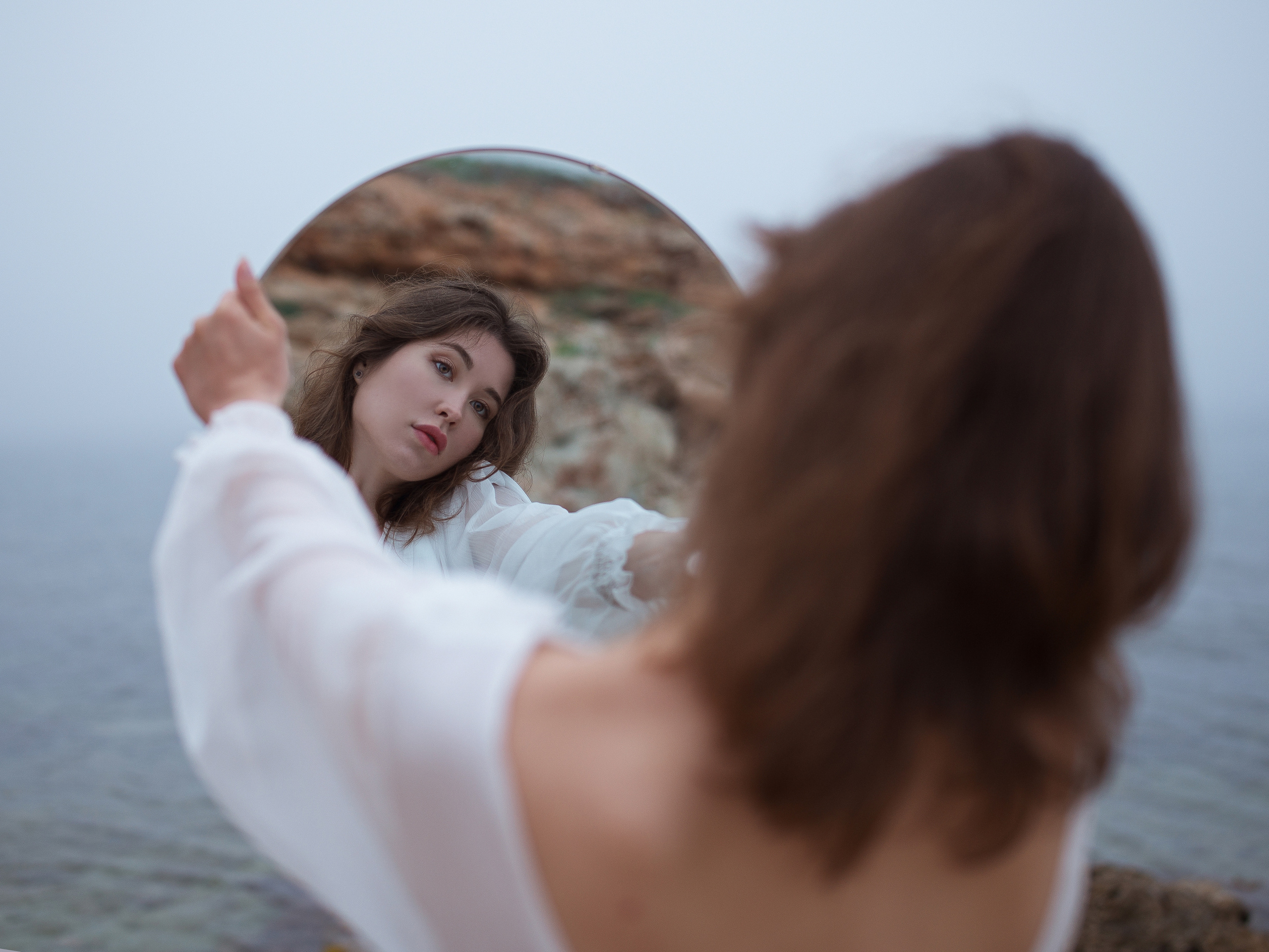 Тематическая фотосессия с зеркалом у моря в Севастополе