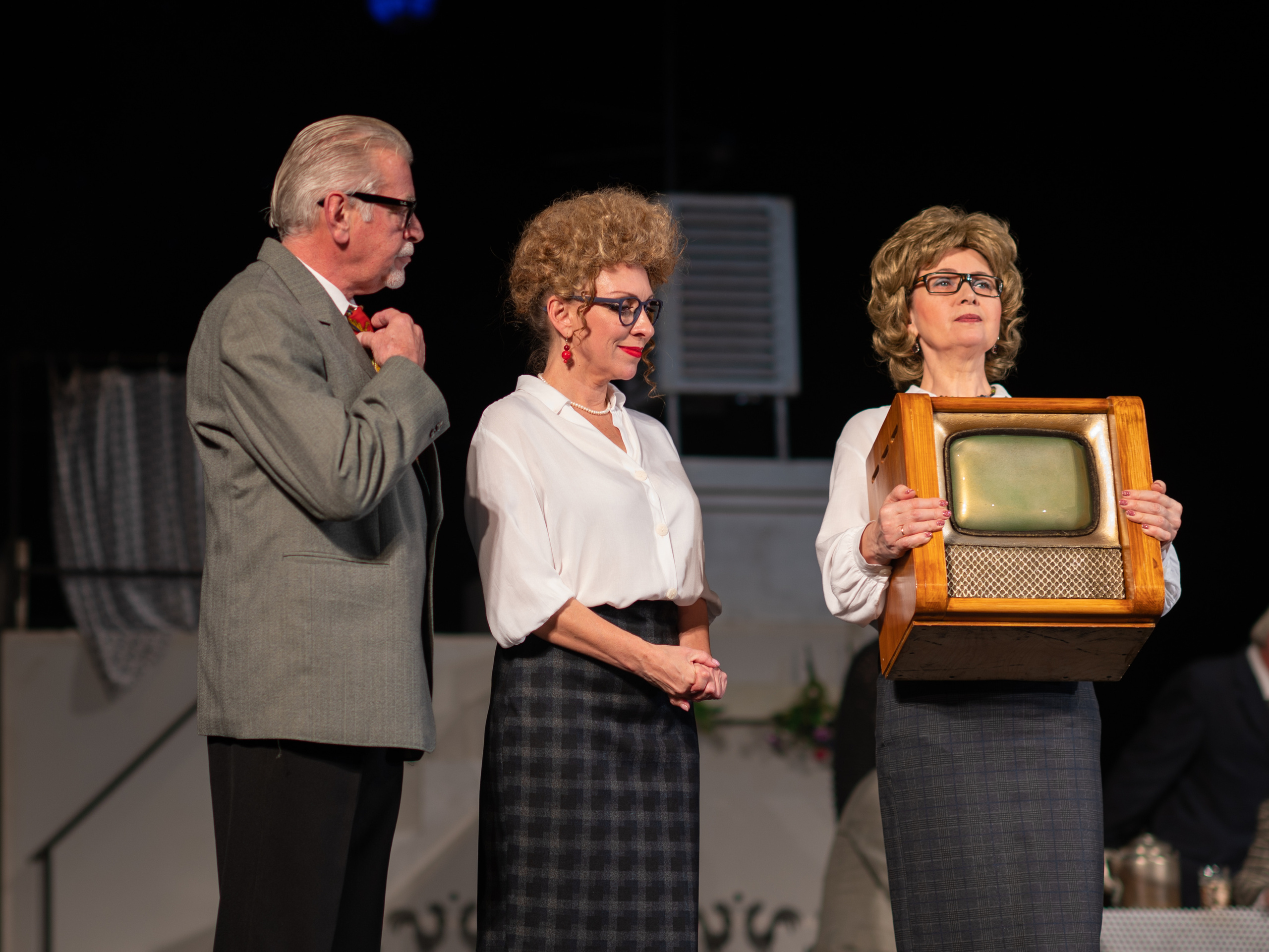 Бабушка гордо держит тяжелый телевизор