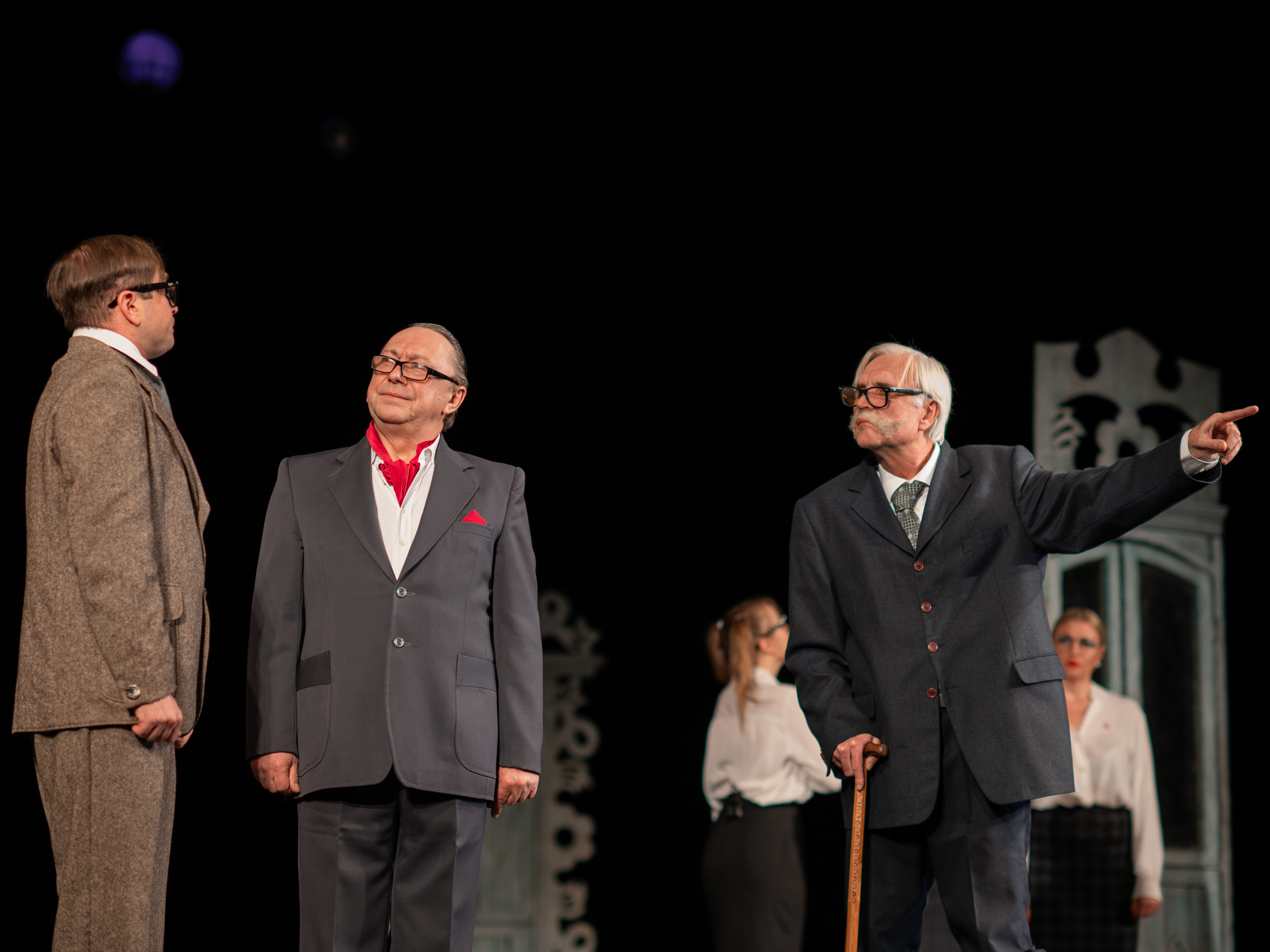 Дедушка выгоняет жениха