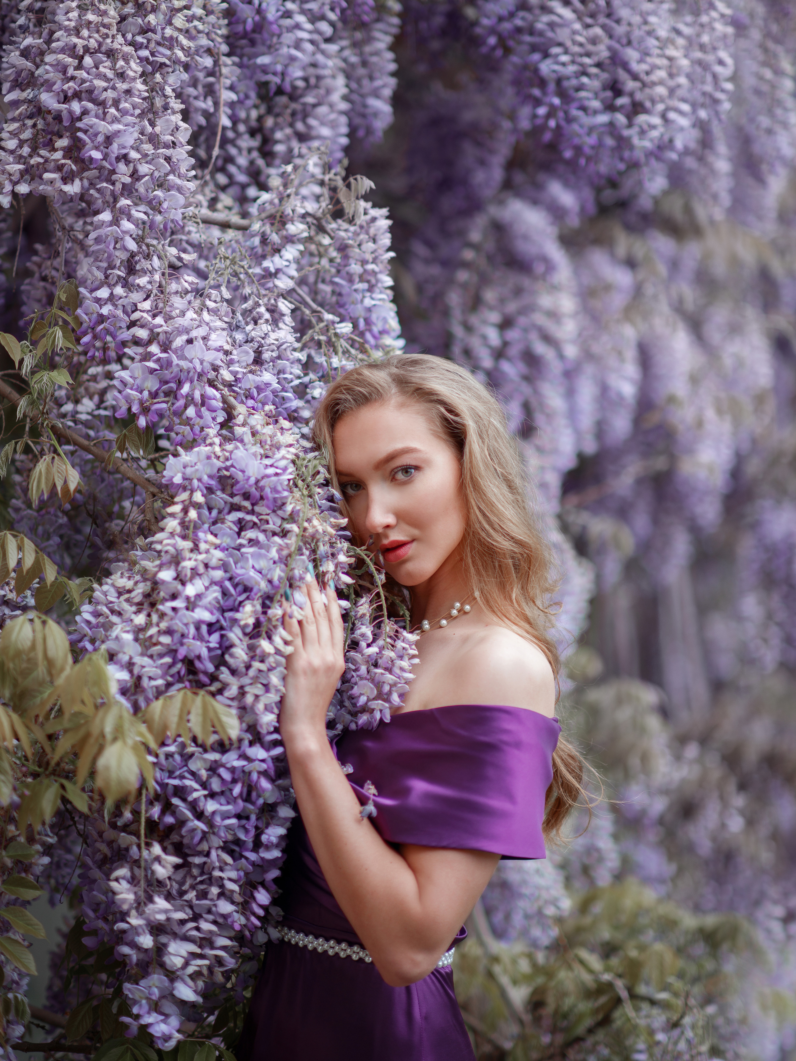 Фотограф в Форосе: фотосессия в цветущей глицинии