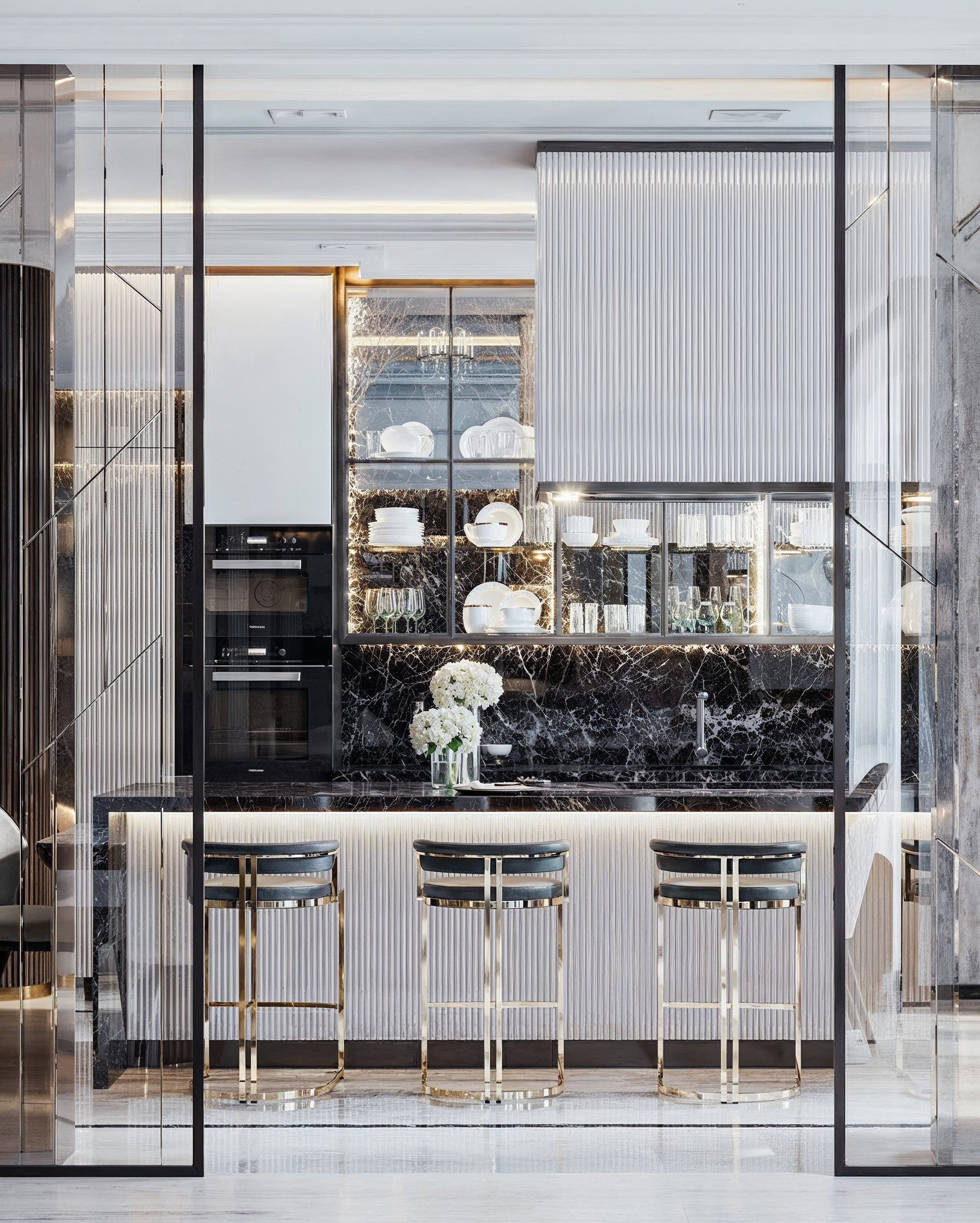 Интерьер кухни в современном стиле с барной стойкой и отделкой под черный мрамор — дизайн Валерии Котович