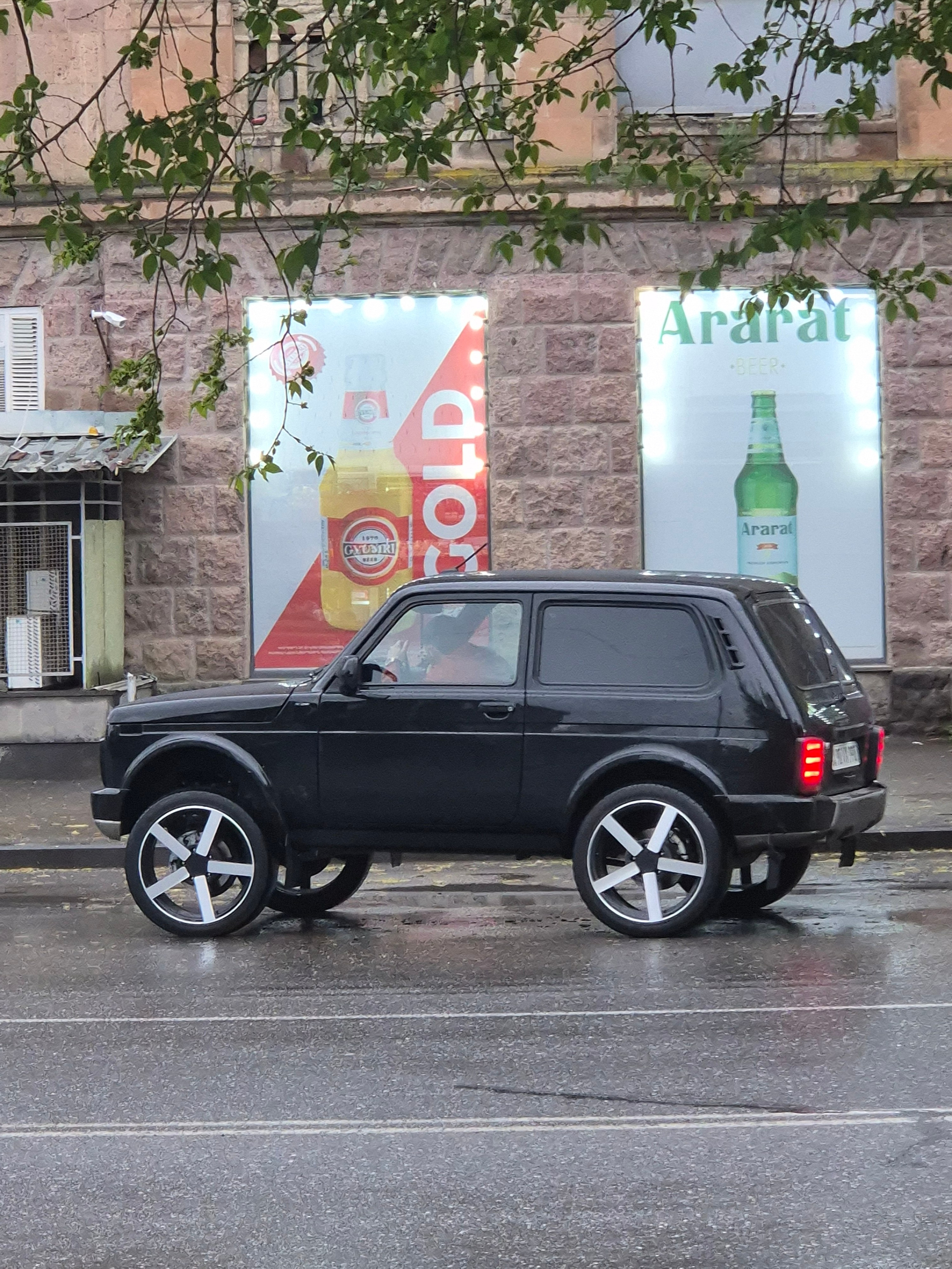 Знаковое авто для Армении - тюнингованная Нива