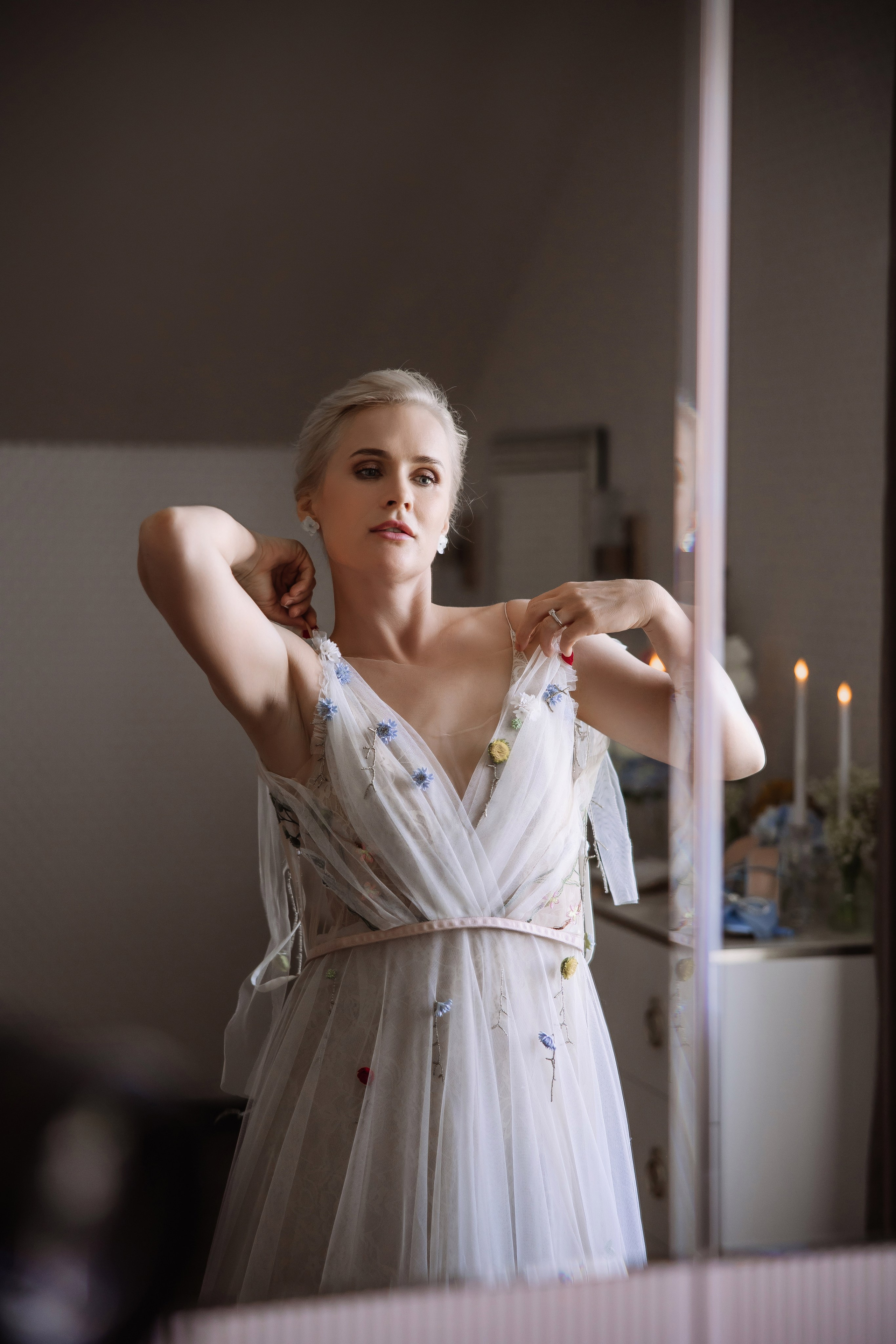 Невеста надевает платье