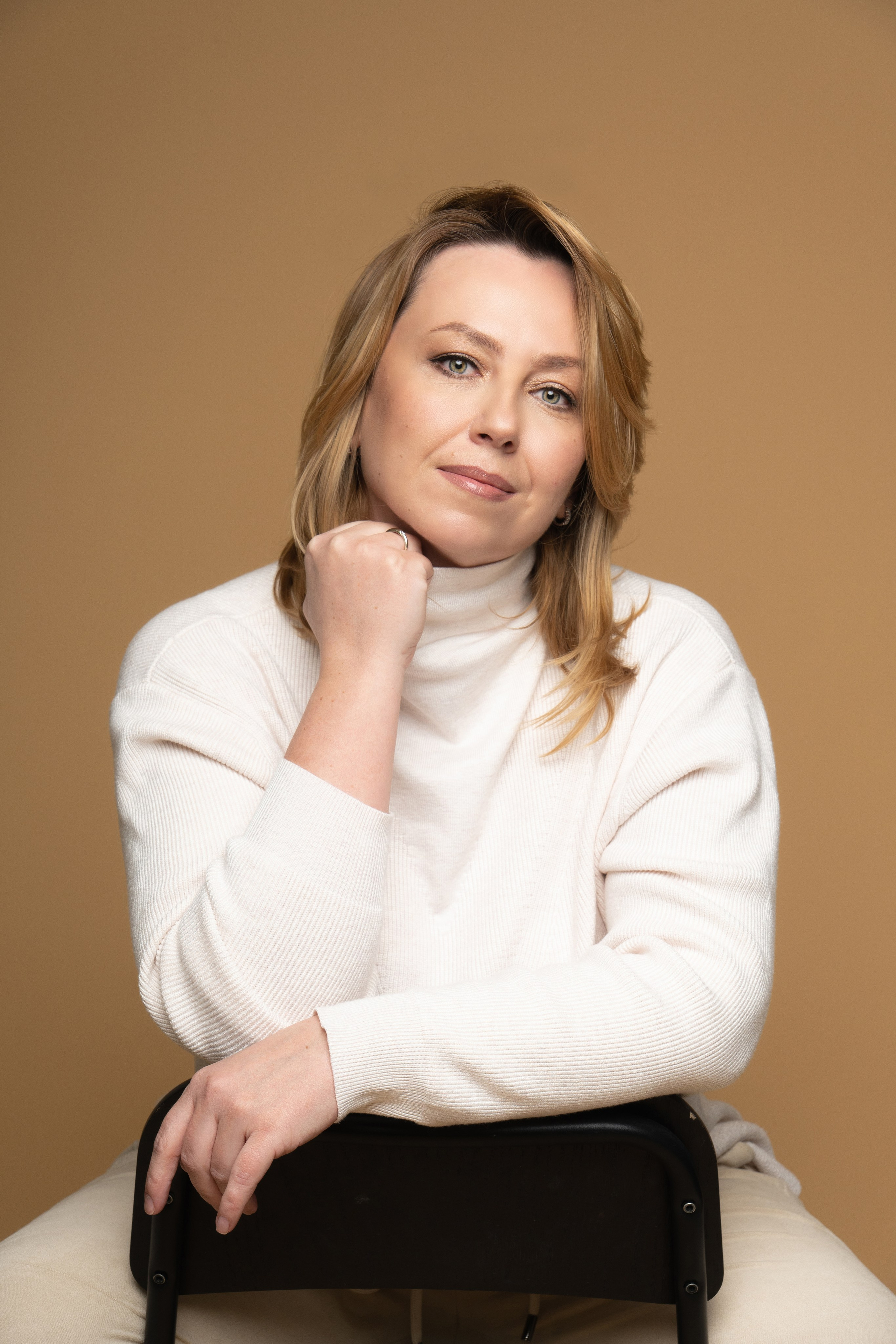 Фотоконтент, женский портрет. Занимаюсь профессиональной фотографией и живу рядом с Байкалом. Работаю в разных жанрах