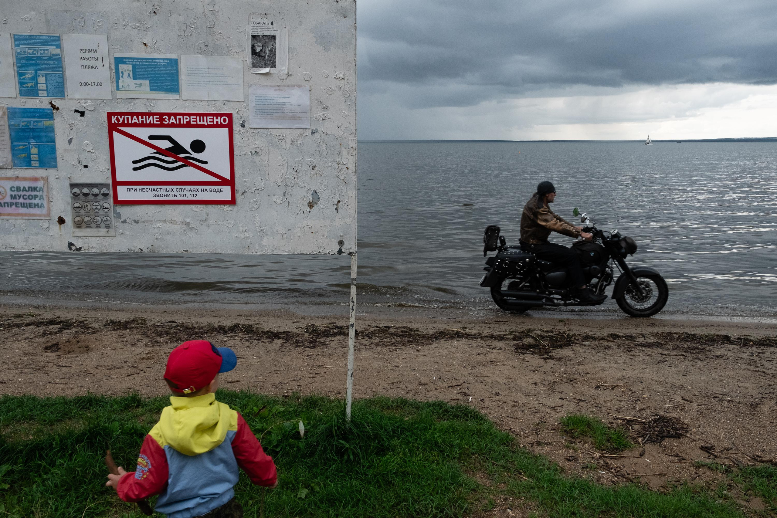 Singles. Street Art photographer Denis Karasev