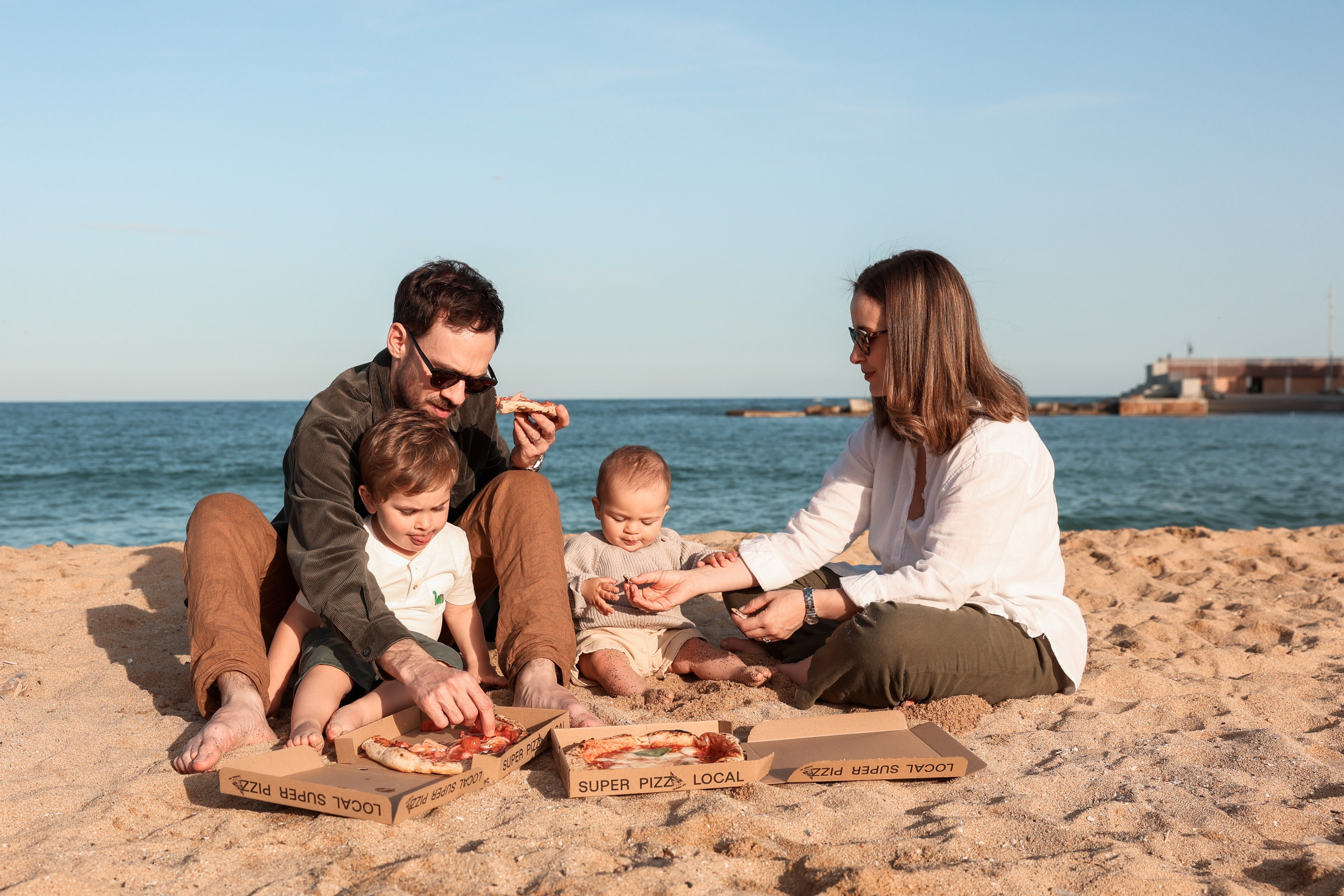 Family pizza at the sea. Natalia Zhuravleva|family, newborn, maternity photographer in Barcelona