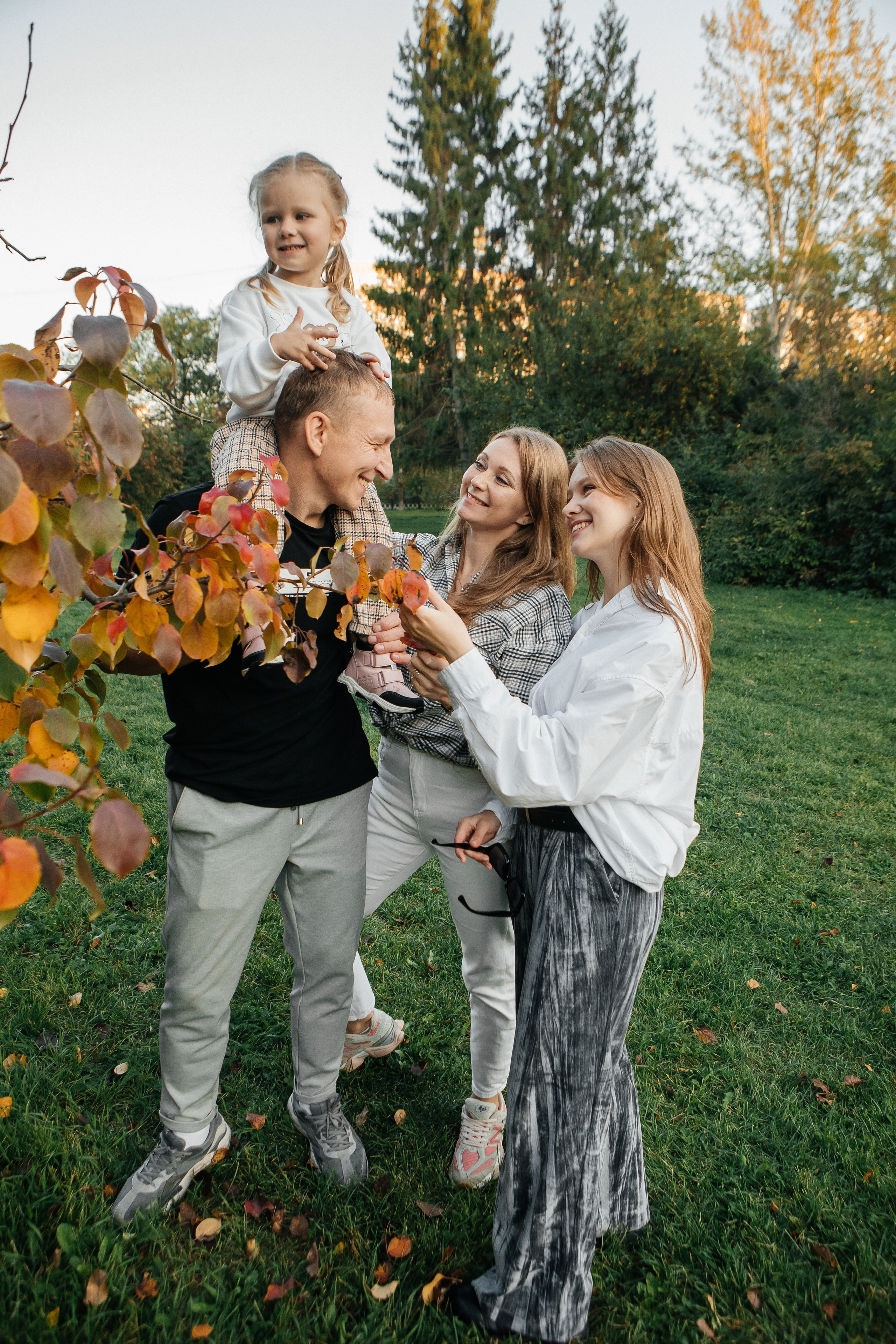 Семейная прогулочная фотосессия. Свадебный и семейный фотограф Ибрагимова Мария из Екатеринбурга