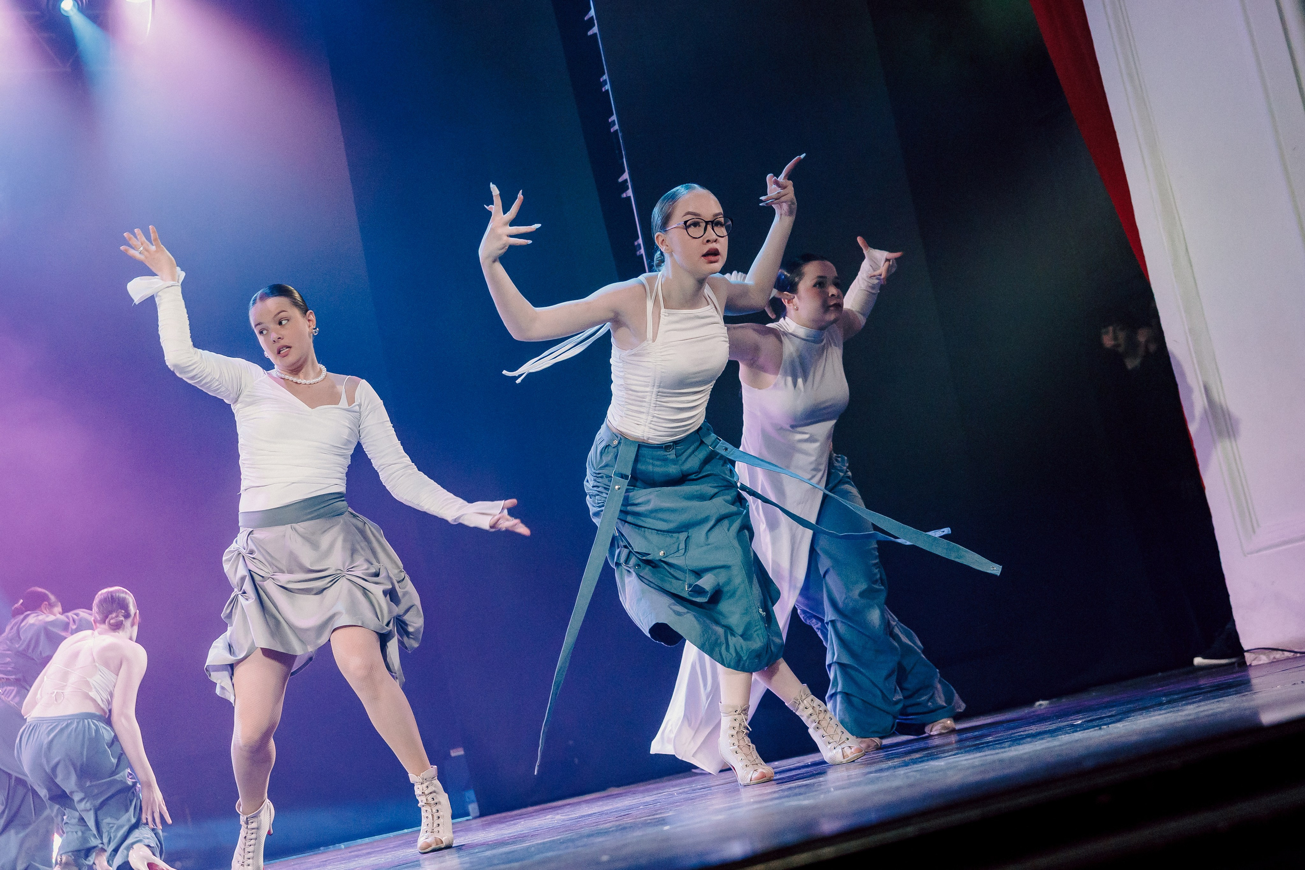 Отчётный концерт танцевальной школы «Red Rabbits» 2025. Лёшка Варзегов — фотограф