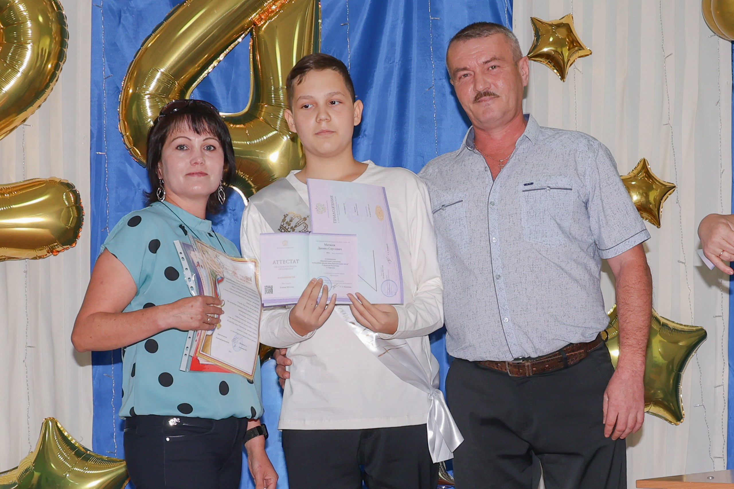 Портрет выпускника с родителями на последнем звонке