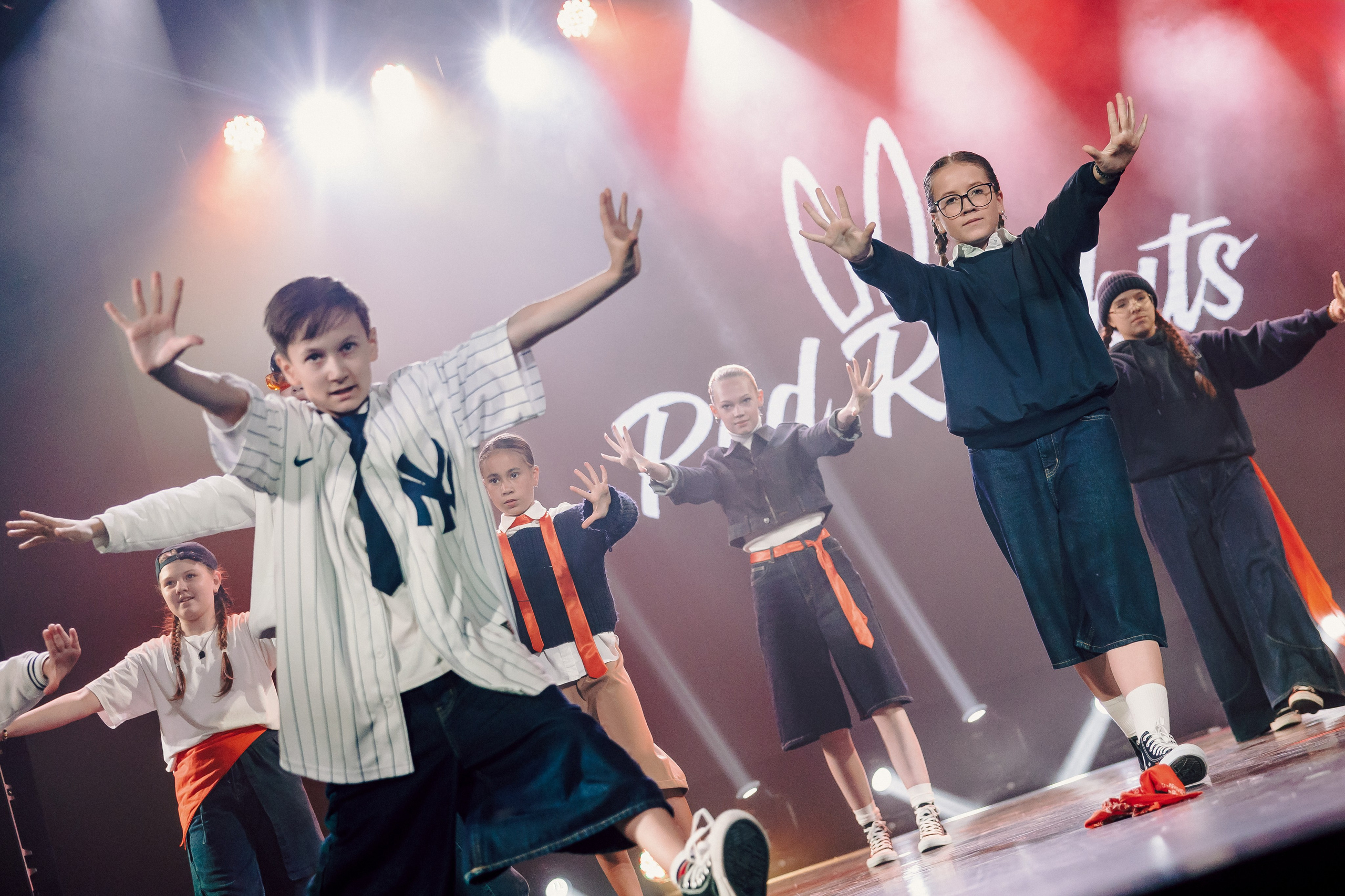 Отчётный концерт танцевальной школы «Red Rabbits» 2025. Лёшка Варзегов — фотограф