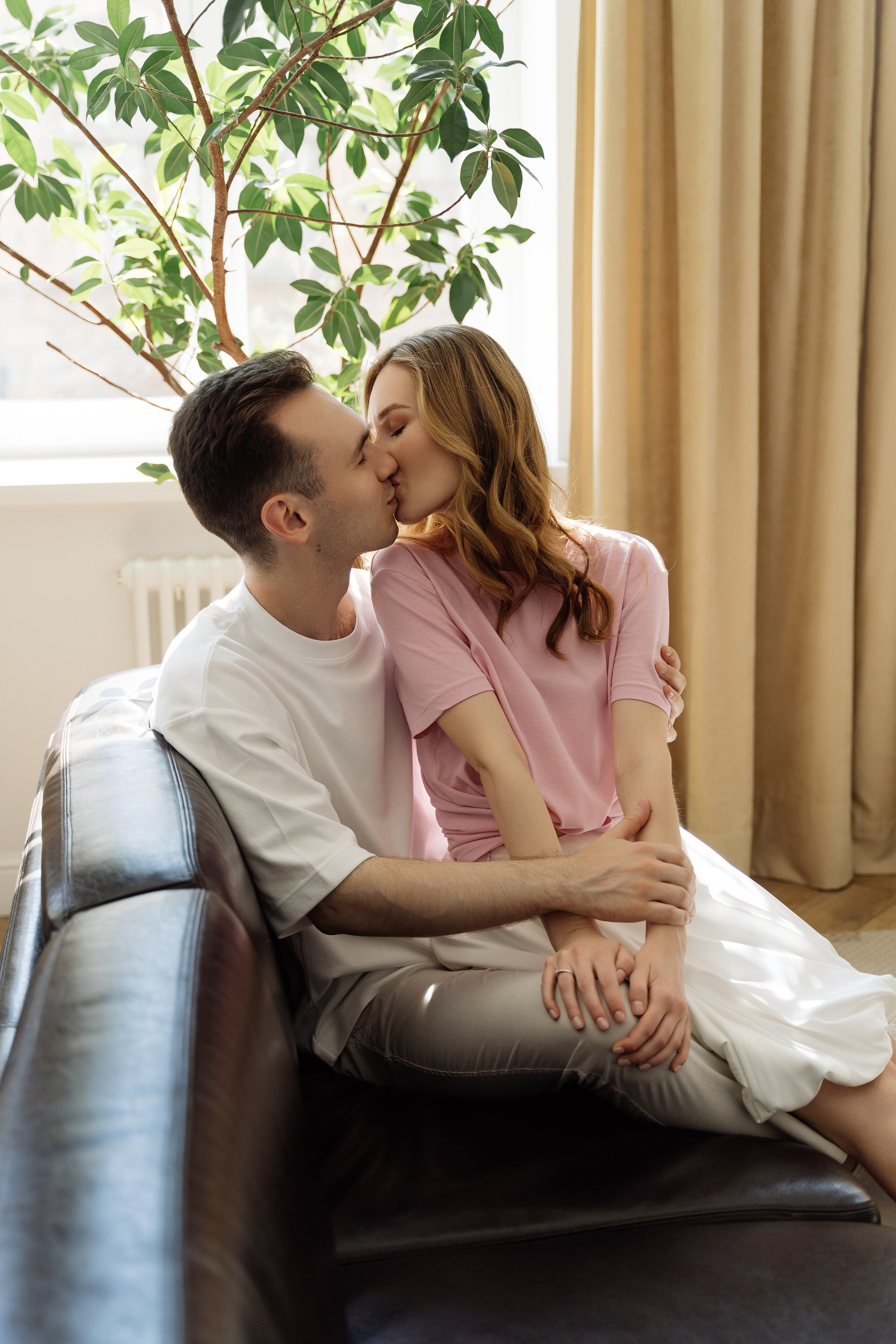 Камерная свадьба на фонтанке в сезонах. Свадебный фотограф организатор в Санкт-Петербурге Ассоль Опарина