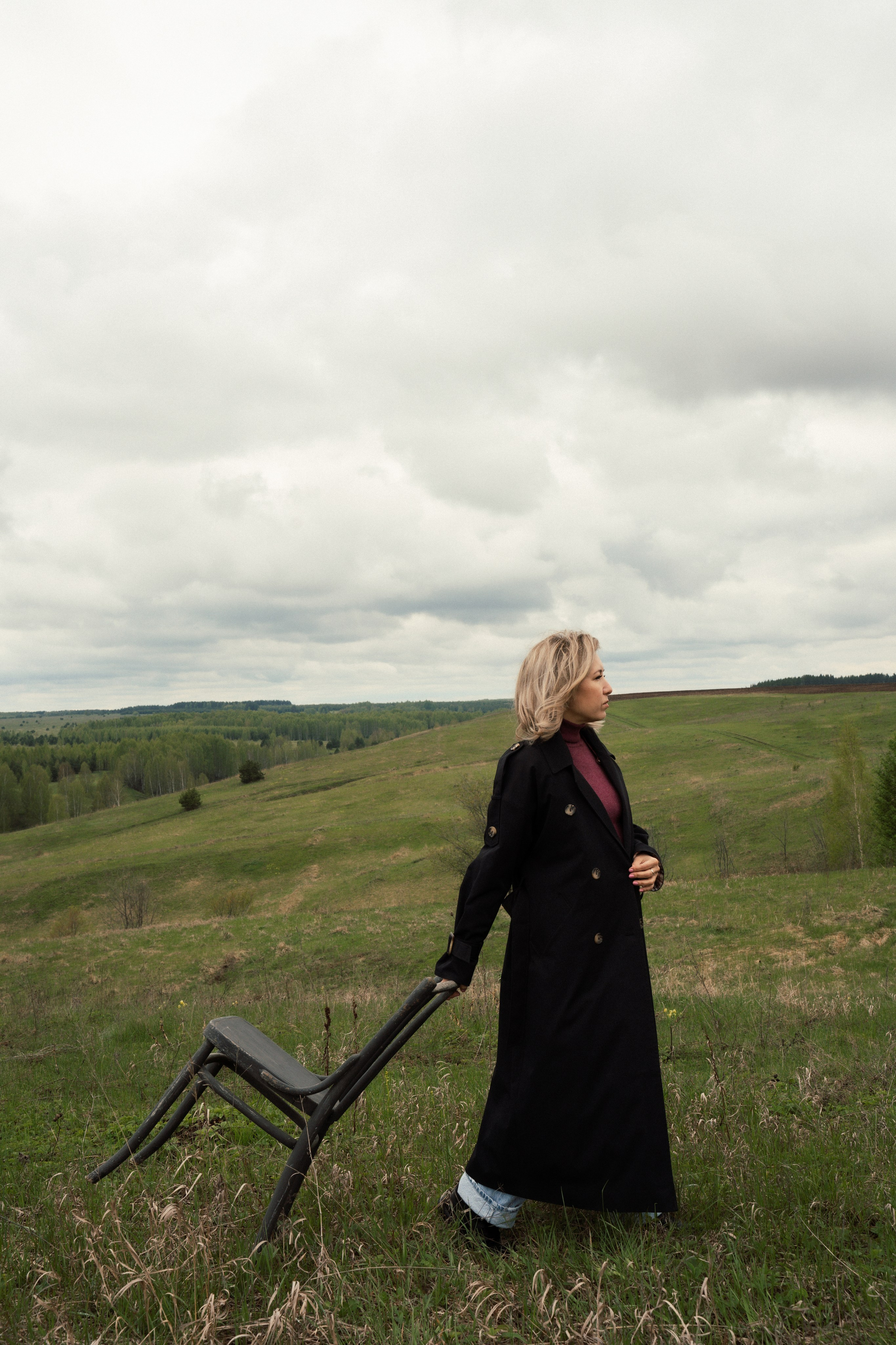 Девушка со стулом в поле