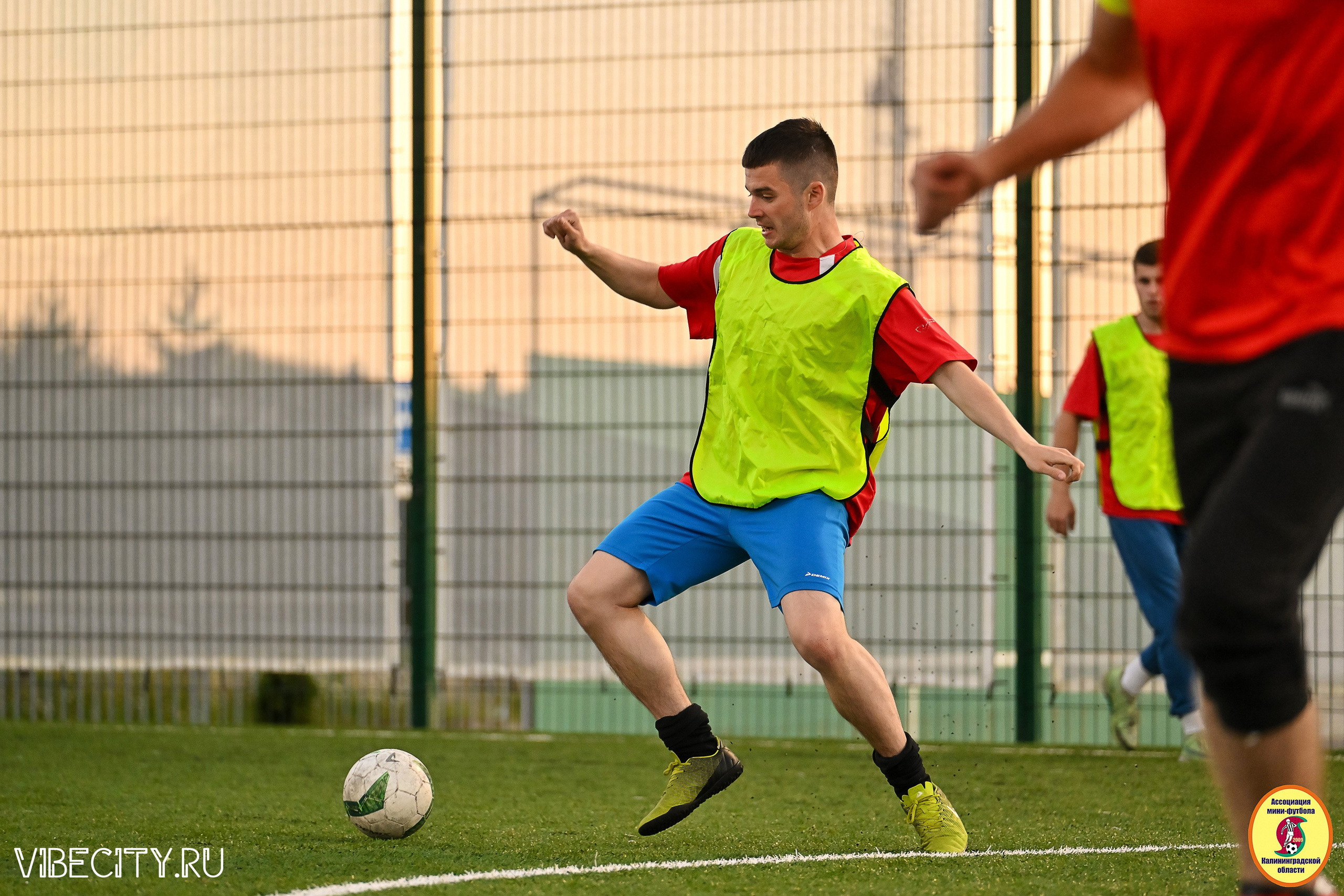 ИГРЫ МИНИ-ФУТБОЛЬНОЙ И КОРПОРАТИВНОЙ ЛИГИ. VIBECITY.RU Вайб Сити Ру Фоторепортажи Фотоотчеты Калининград