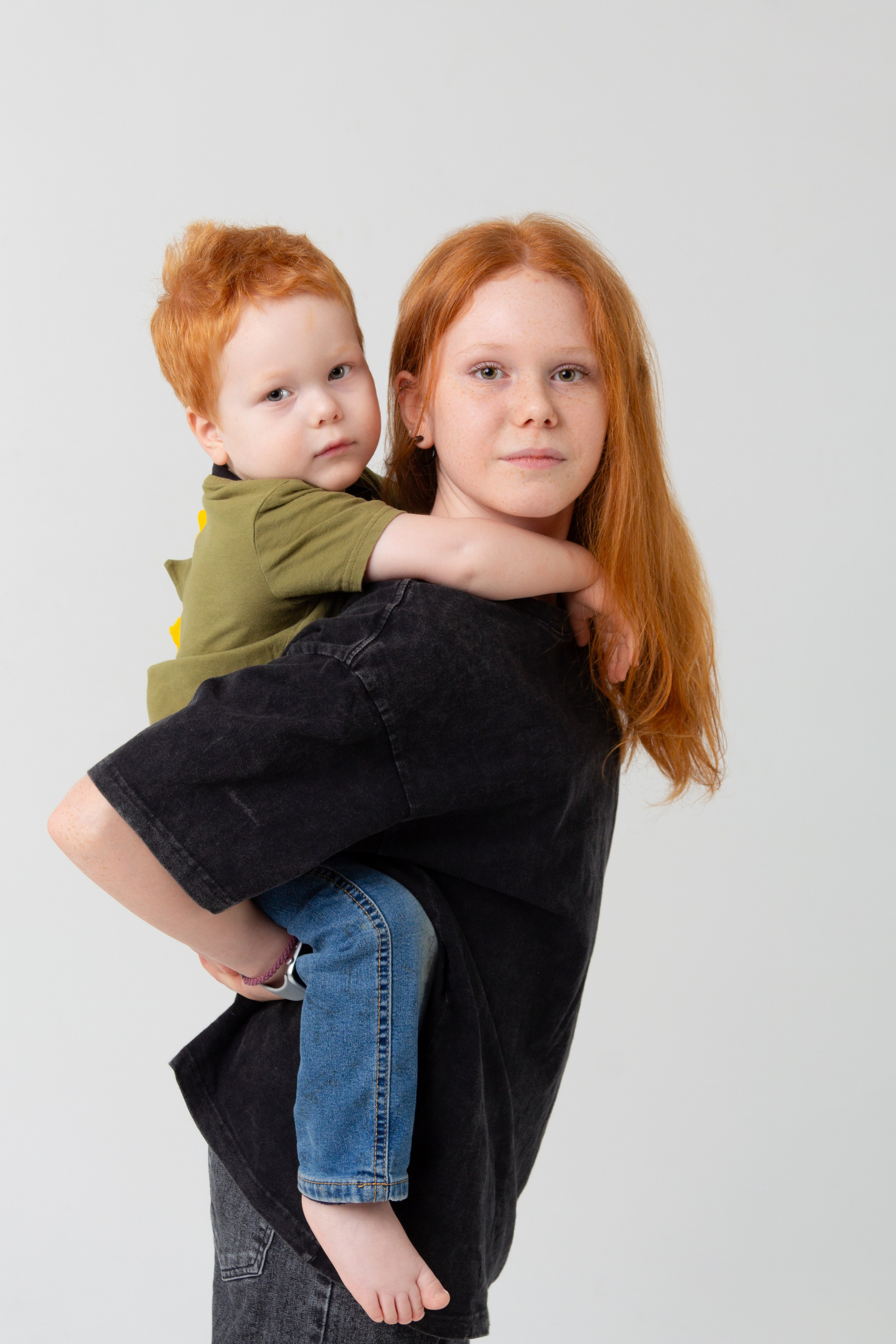 Сестра с братом на фотосессии 