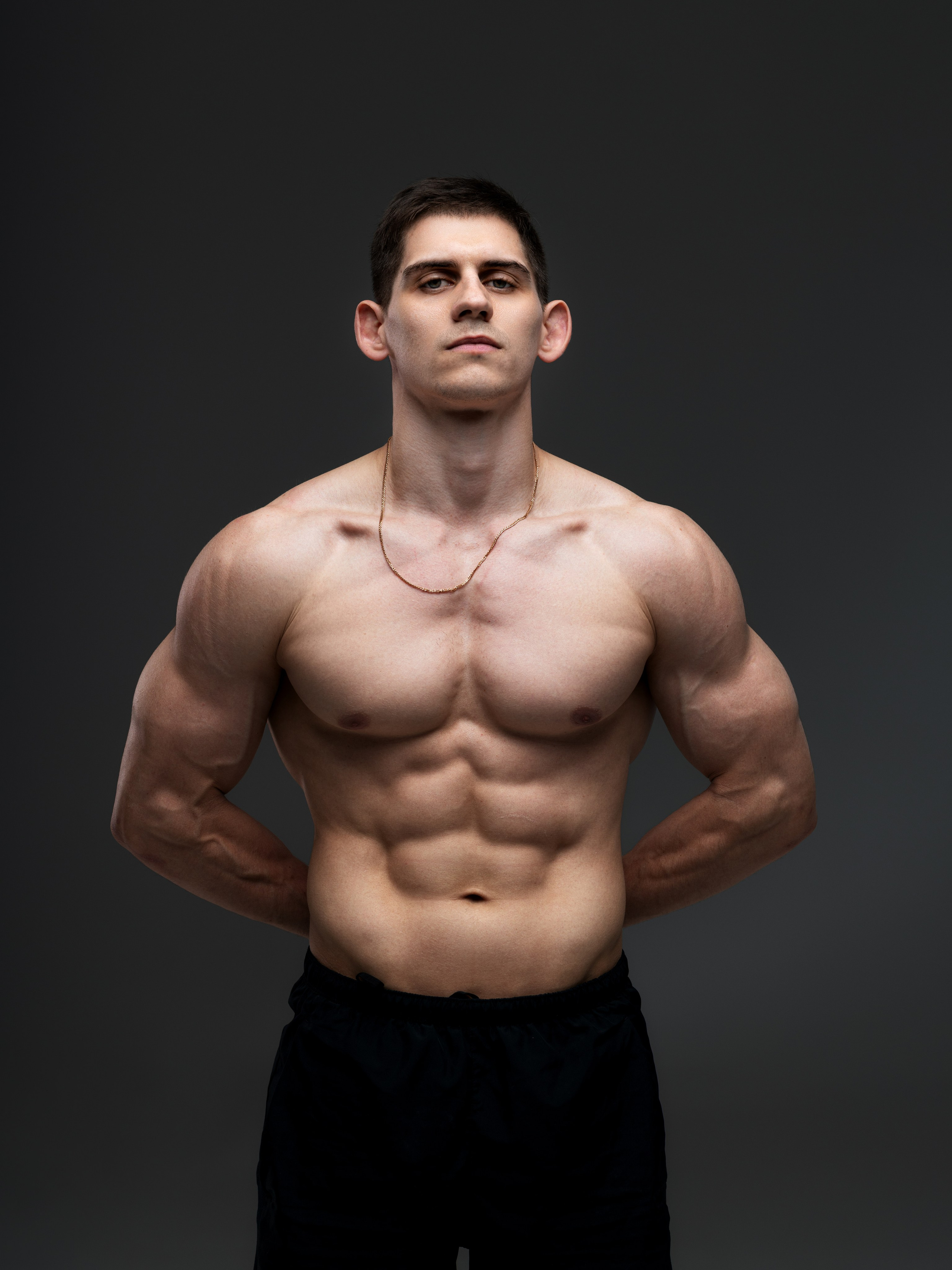 Съемка с Владом на циклораме с импульсным светом для себя и контента. Дмитрий Шульгин, портретный фотограф в Воронеже