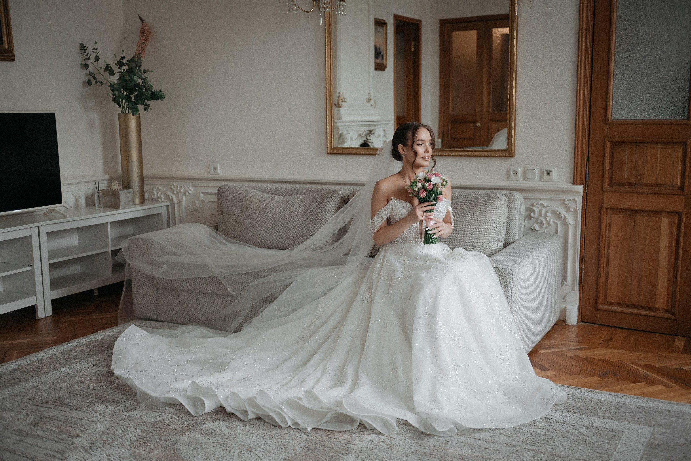 сборы невесты в апартаментах с видом на Казанский собор