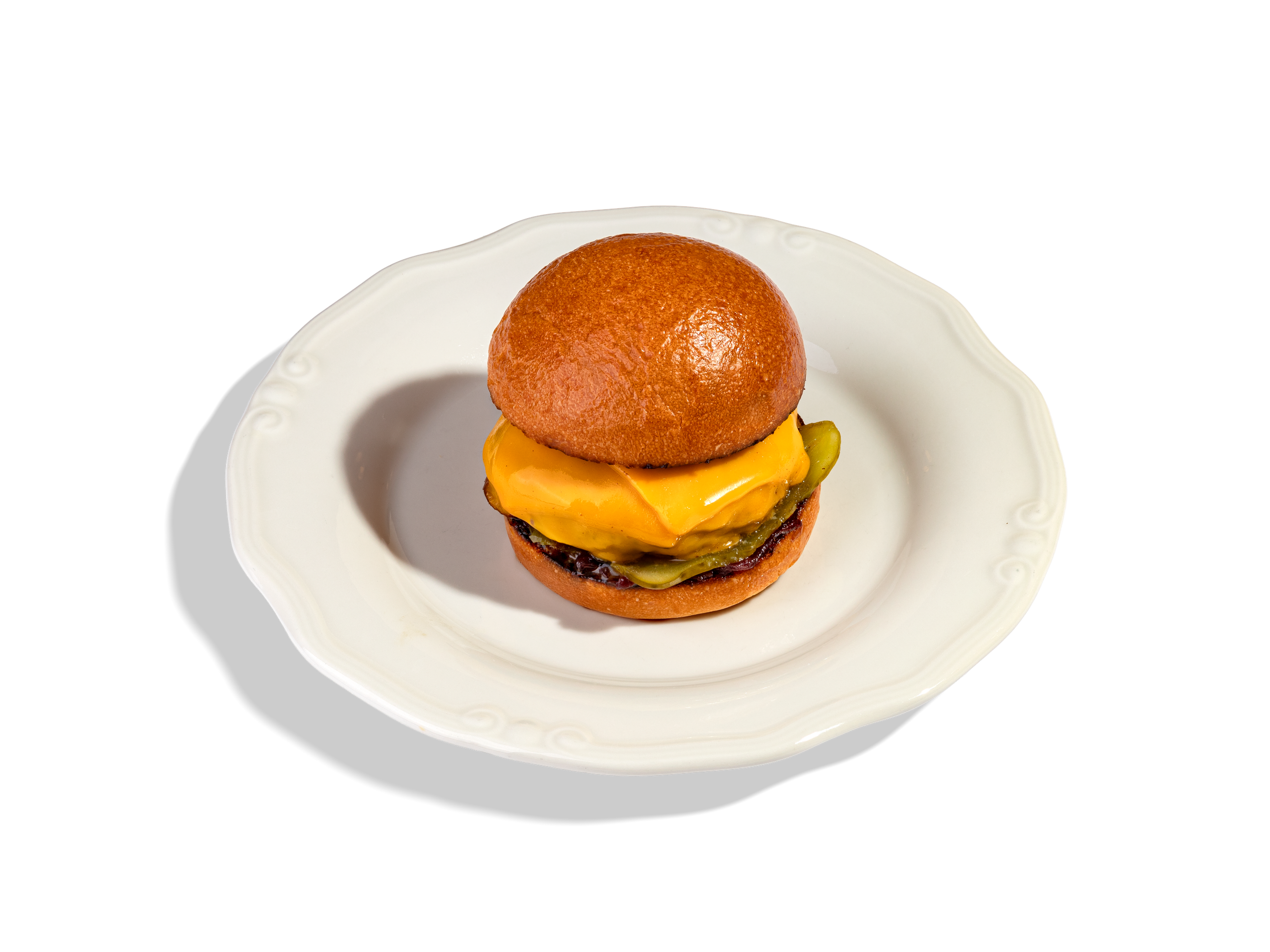 BEEF БУРГЕР — 850Р. Запечёная булочка бриошь с котлетой из говядины, сыра чеддер, лука конфи, маринованных огурцов и медово-горчичным соусом .