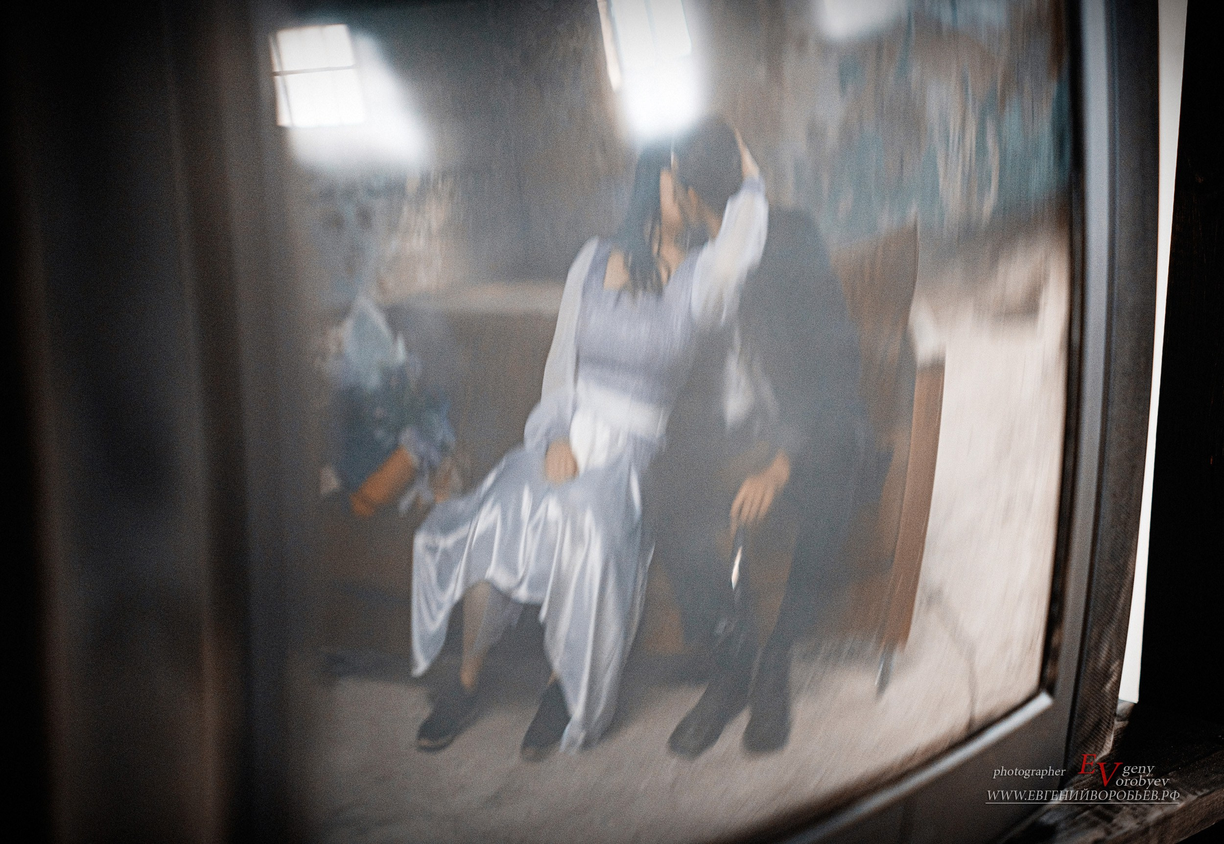 Свадебная фотосессия в фотостудии свадебный фотограф Красноярск цена заказать забронировать визажист причёска макияж стилист ведущий идея место пример фото позы для свадебной фотосесси в Красноярске жених невеста свадебное платье