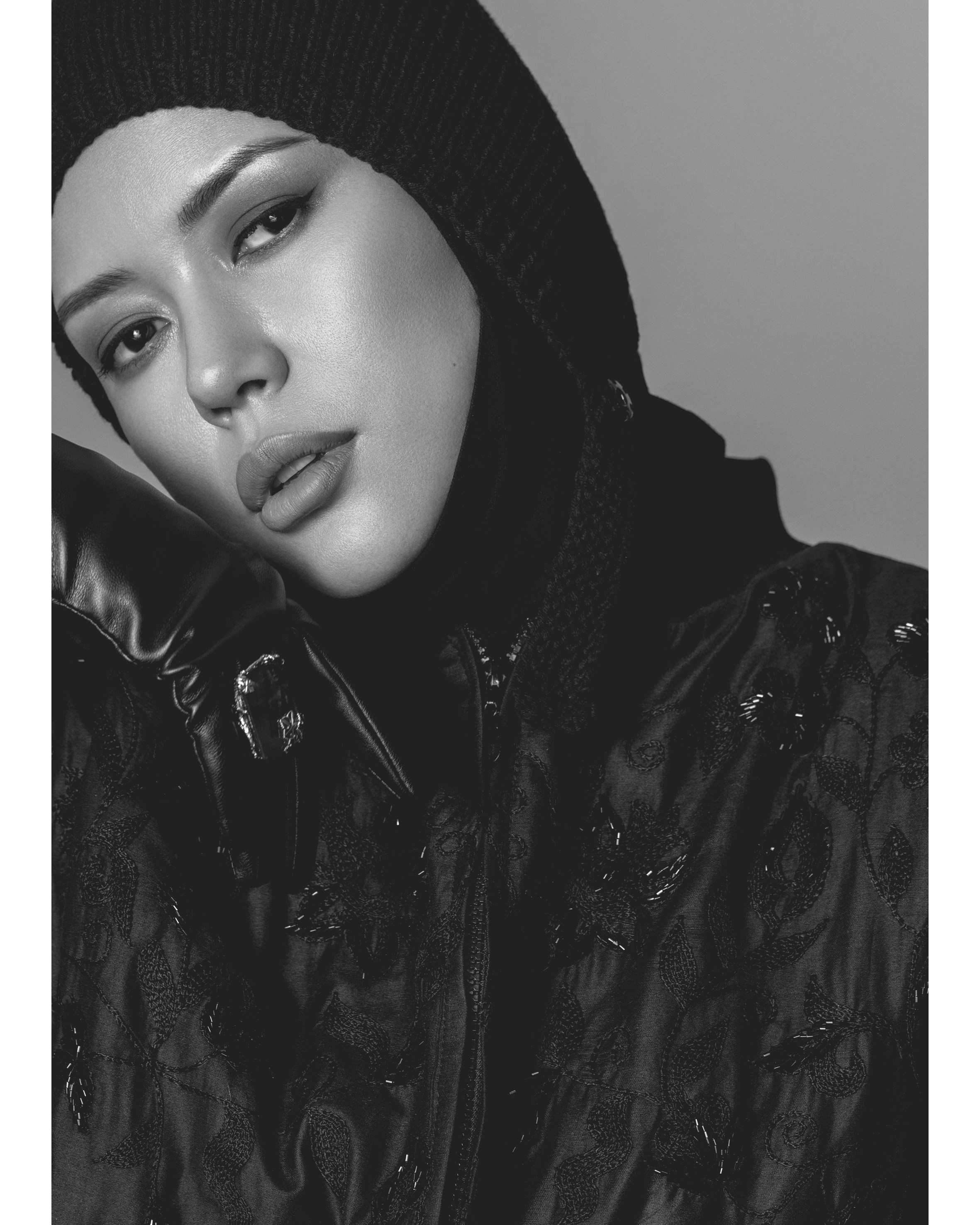 Авторский портрет Дилдоры Касымовой-Тулягановой — чёрно-белая студийная съёмка, фотограф Ринат Каримов, Алматы.