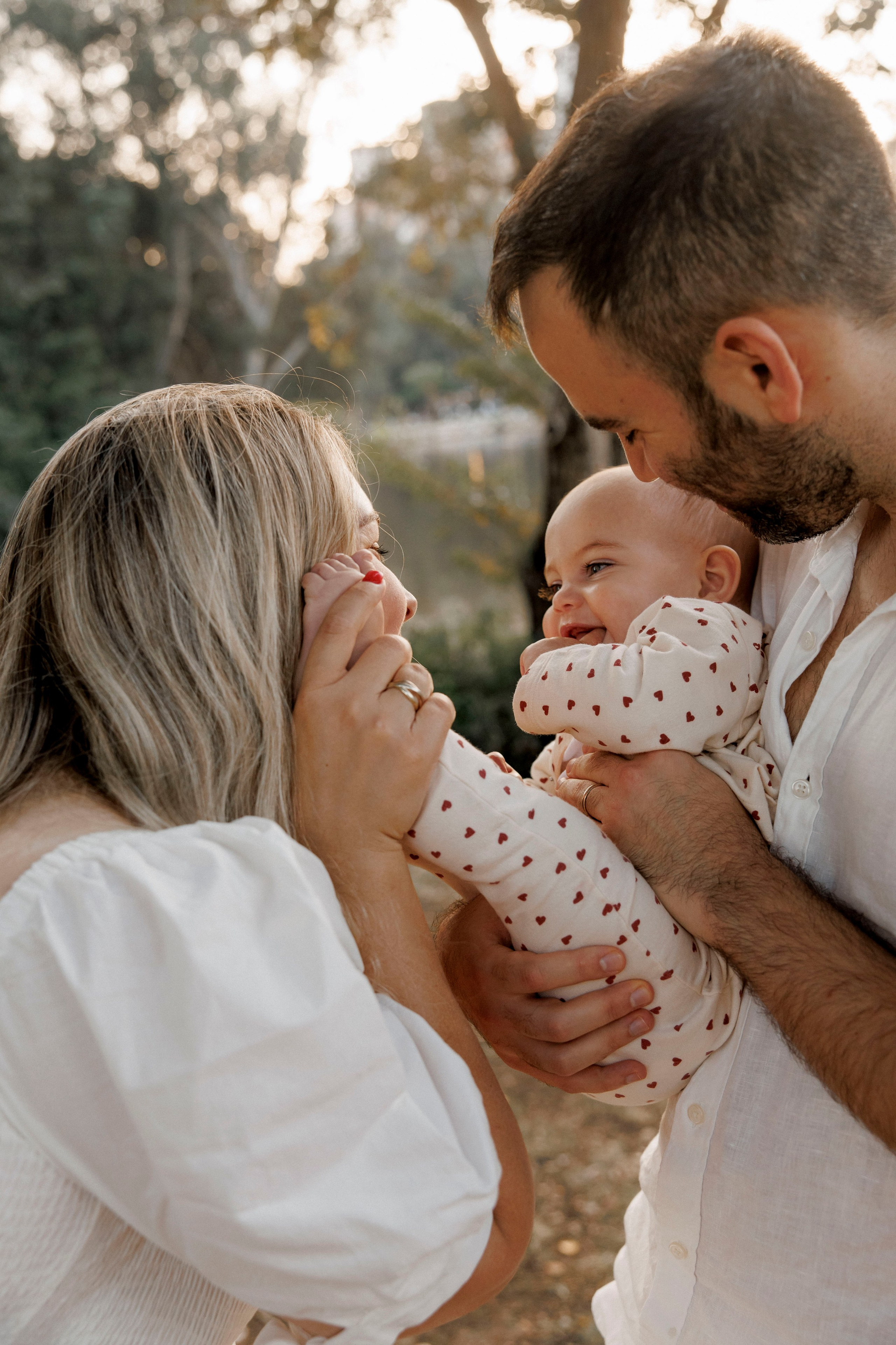 First year photoshoot inside the park (sunset). Wedding and family photographer