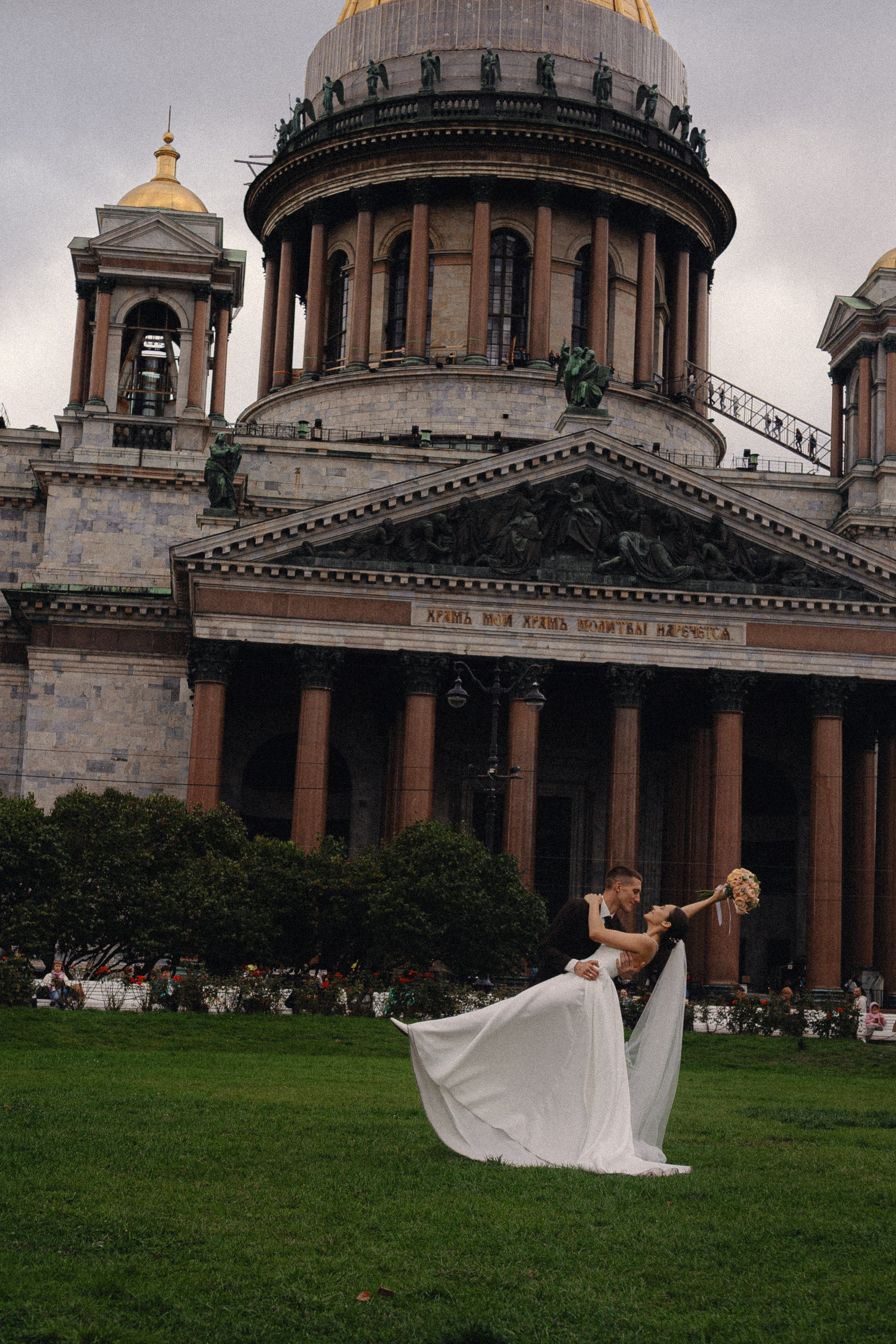 СВАДЕБНАЯ ПРОГУЛКА В САНТК-ПЕТЕРБУРГЕ (ИСАКИЕВСКИЙ СОБОР, ЗИМНЯЯ КАНАВКА, ЭРМИТАЖ И БОЛЬШАЯ МОРСКАЯ УЛИЦА). Профессиональный фотограф, Санкт-Петербург — Виктория Богомолова