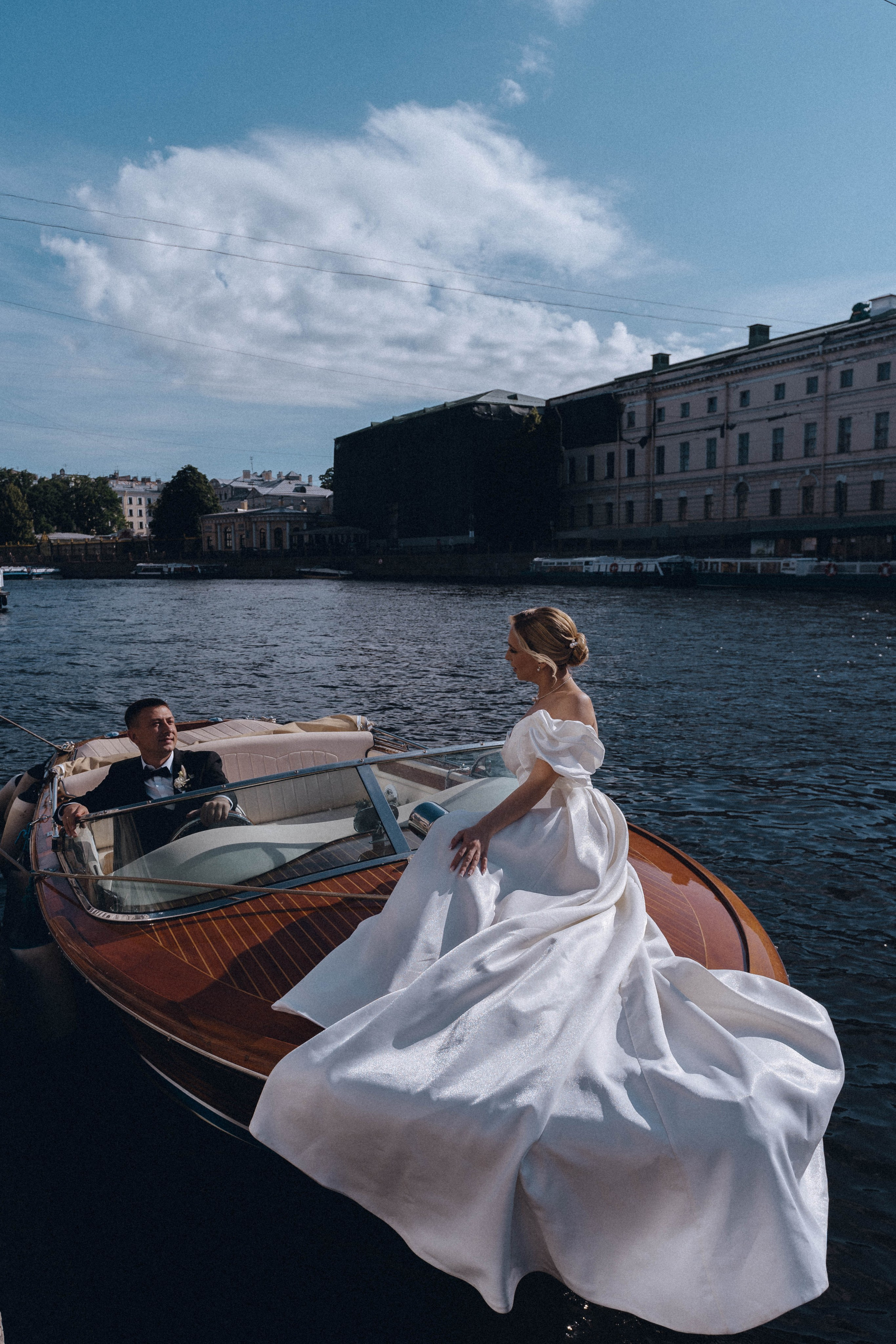 СВАДЕНБНАЯ СЬЕМКА НА КАТЕРЕ ПО КАНАЛАМ САНКТ-ПЕТЕРБУРГА И В АКВАТОРИИ НЕВЫ. Профессиональный фотограф, Санкт-Петербург — Виктория Богомолова