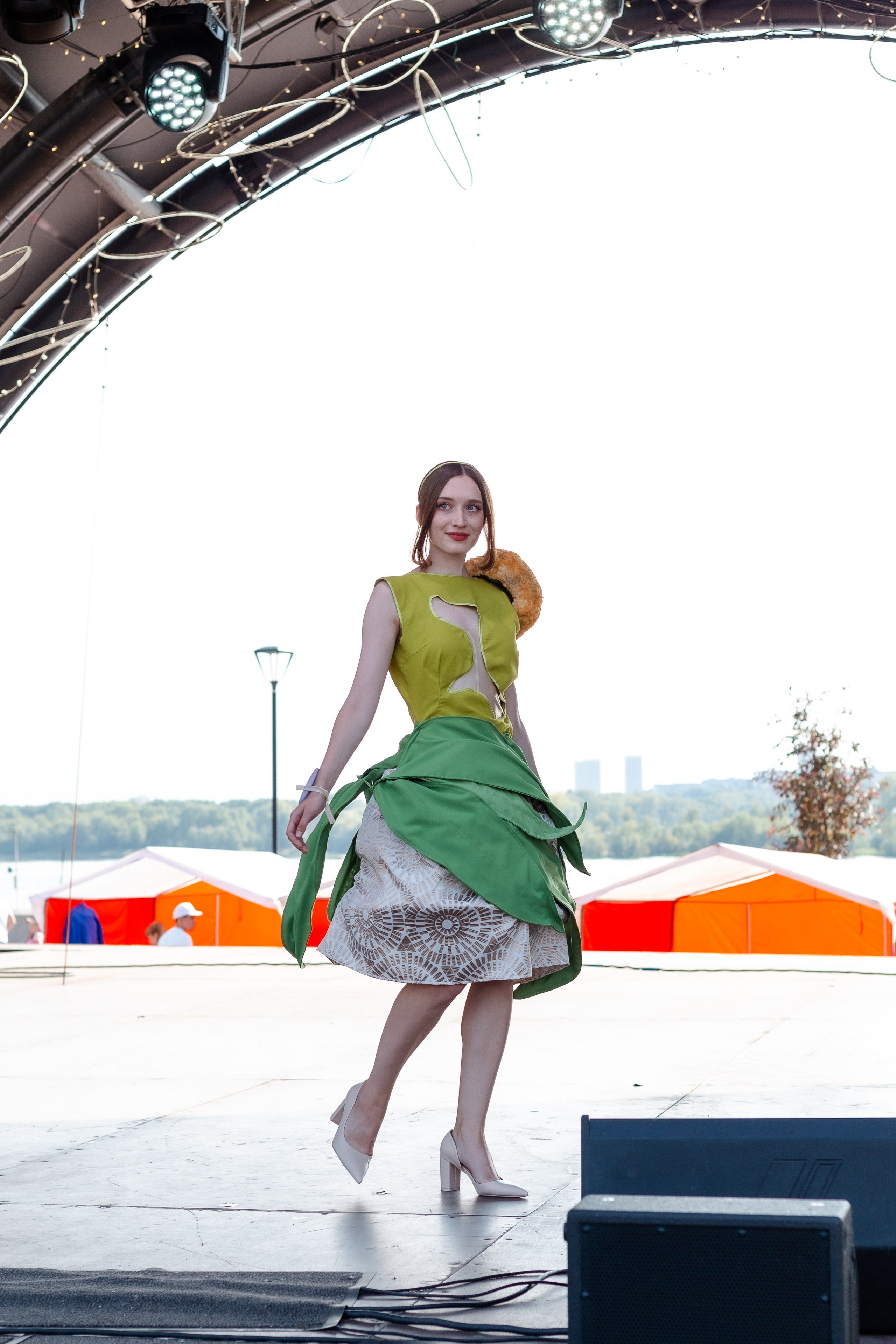 Модельный показ на набережной. Портретный и репортажный фотограф. Мыльников Илья