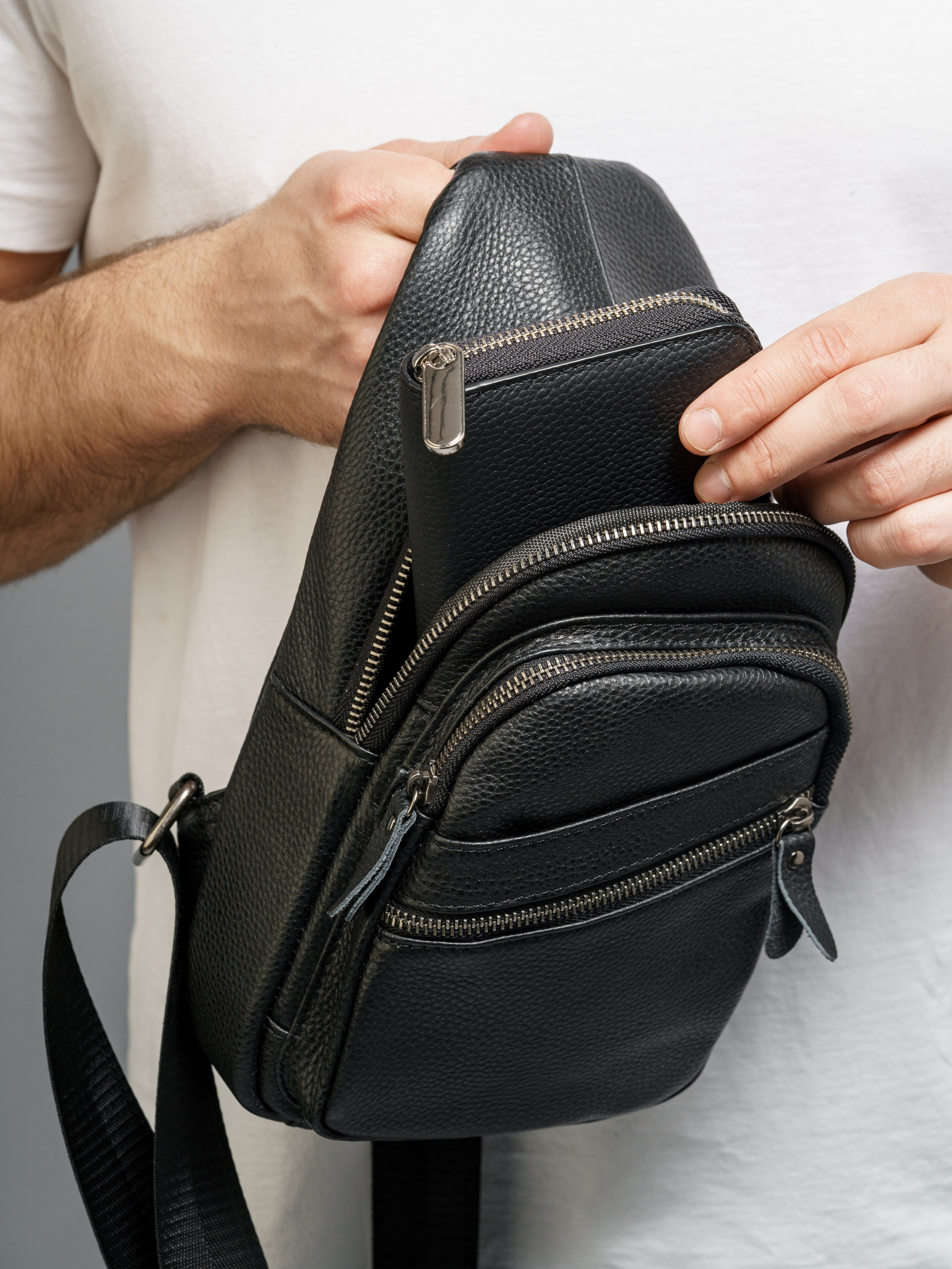 Сумки-бананки, модель Кирилл. KED Production — продакшн из СПб. Создаём фото, видео и контент, который помогает брендам и селлерам продавать больше