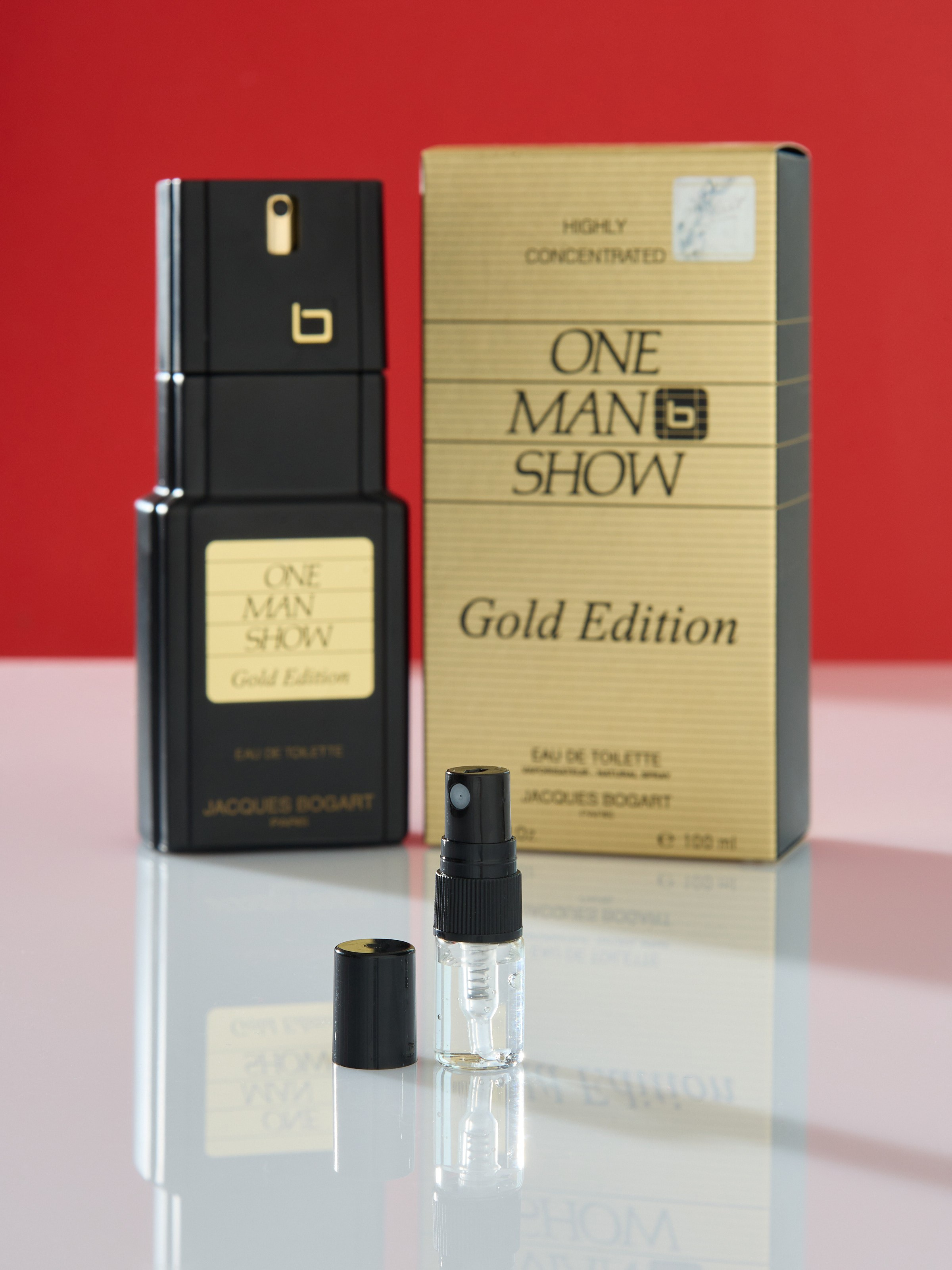 Дозатор с ароматом для тестирования | Съемка на красном фоне для маркетплейса