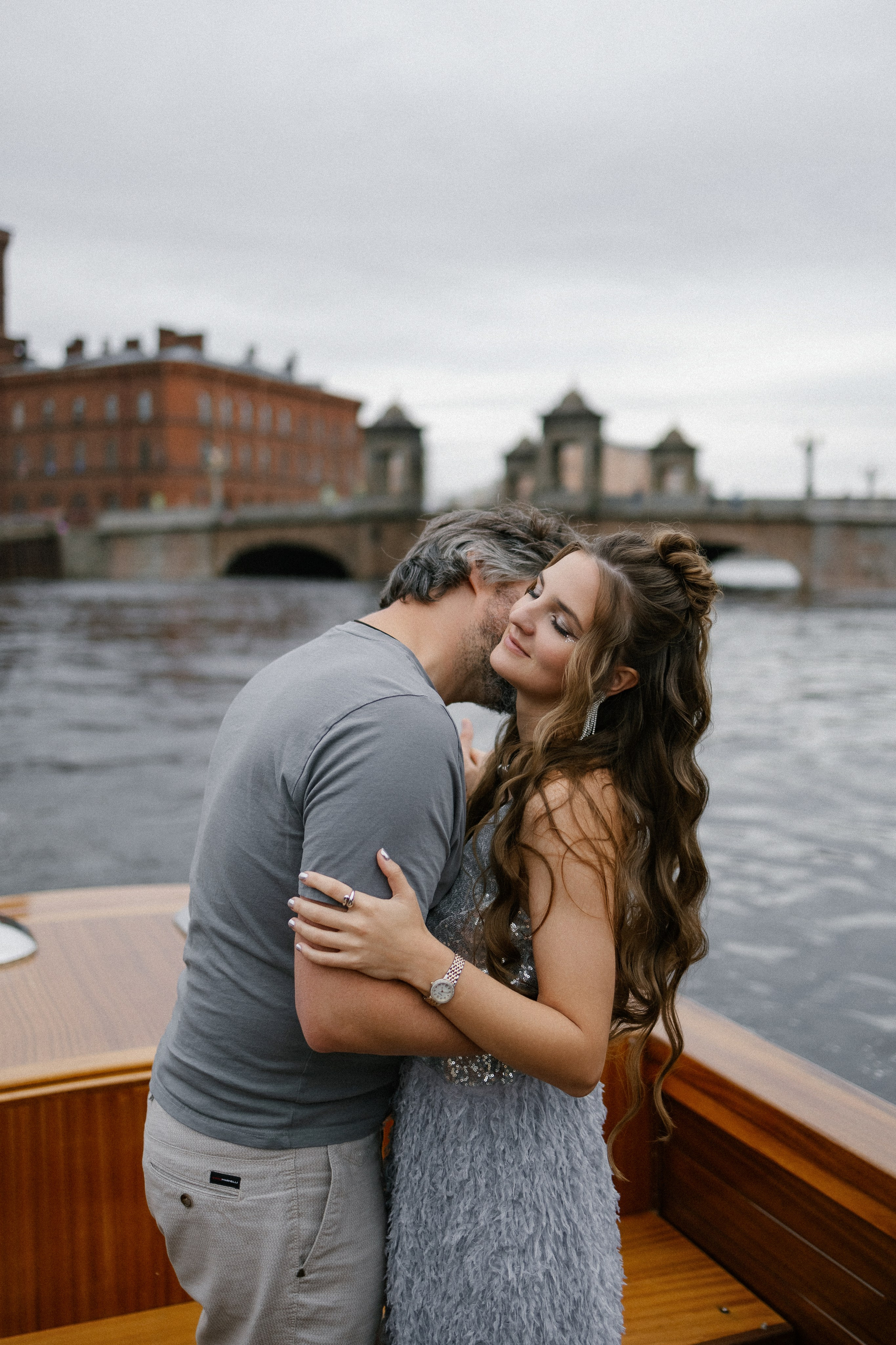 Прогулка на венецианском катере. Свадебный фотограф в Санкт-Петербурге Ксения Кобышева