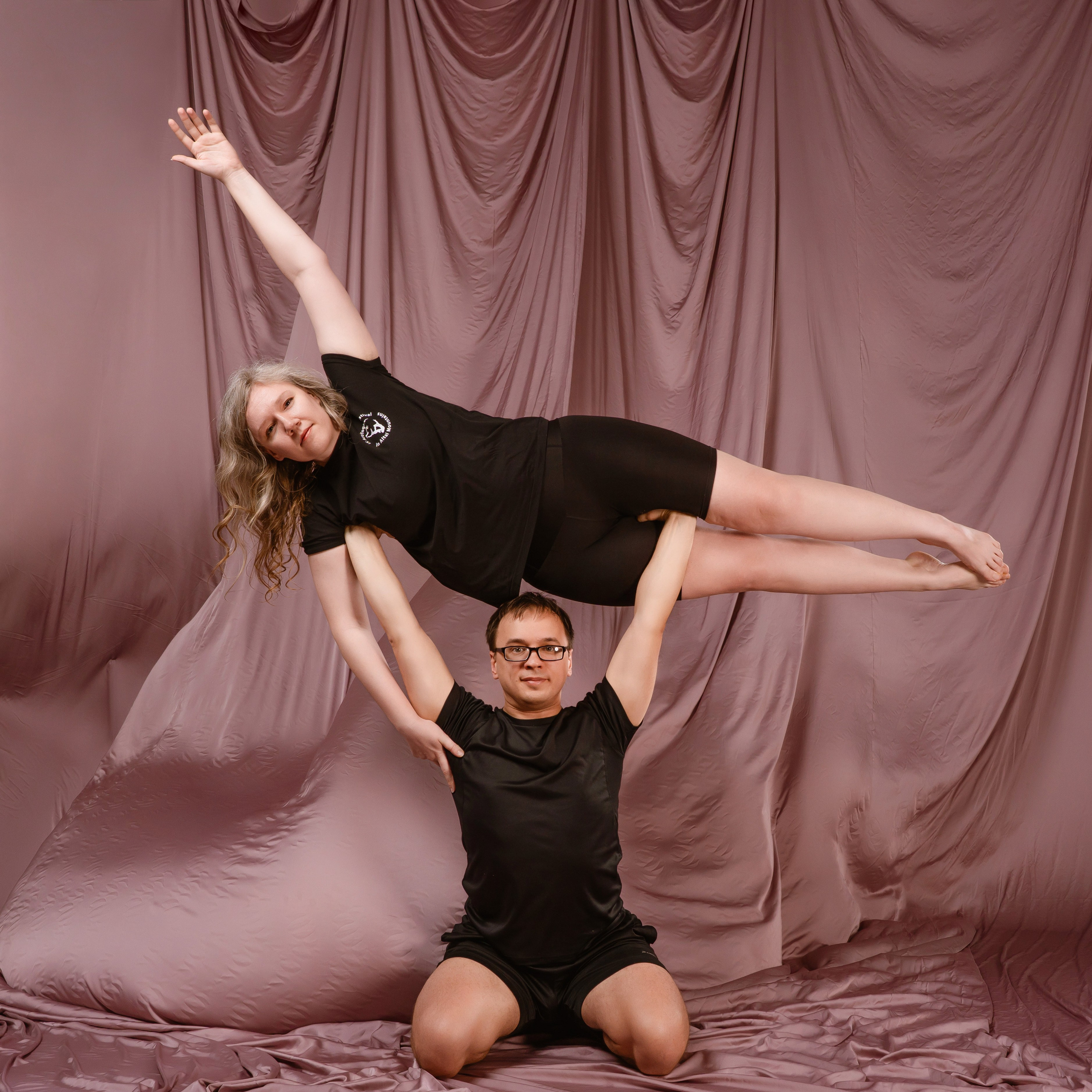 Фотосессия Акройогов с развевающейся тканью. Фотограф в Томске Григорий Шаповалов