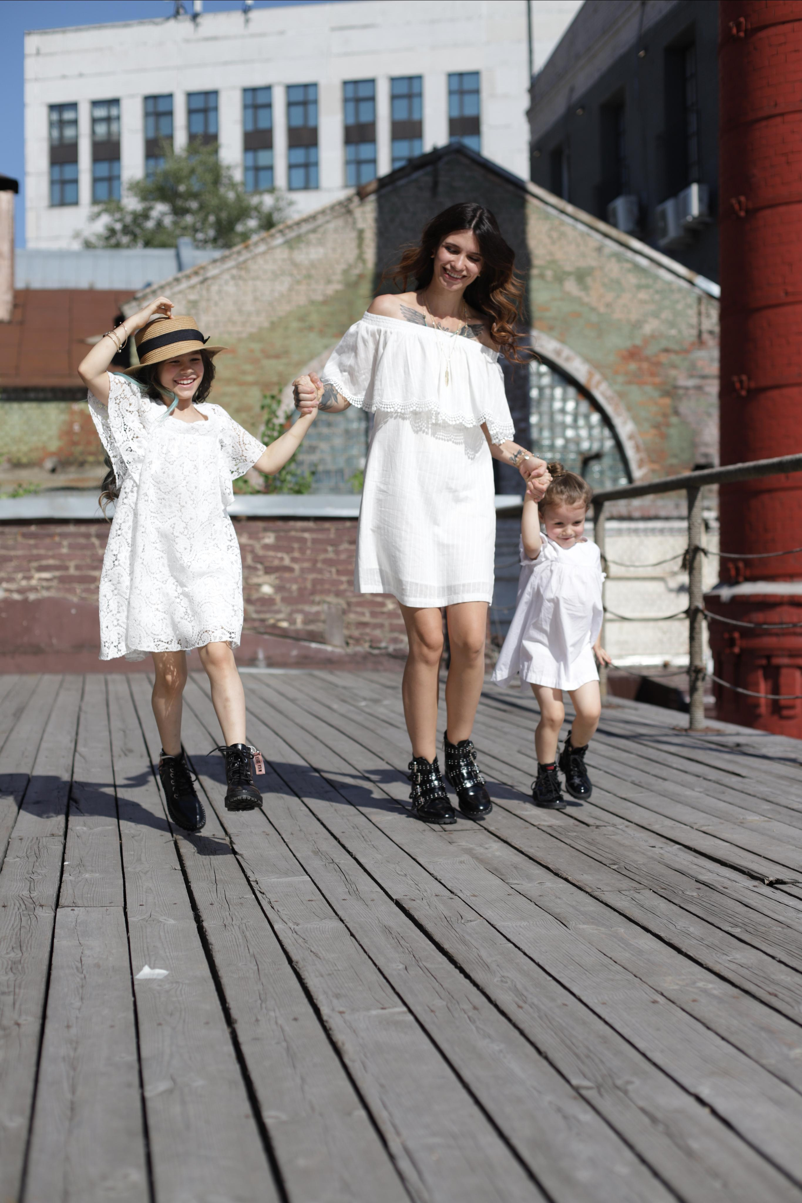 MAYA with her daughters. Brand photographer Moscow